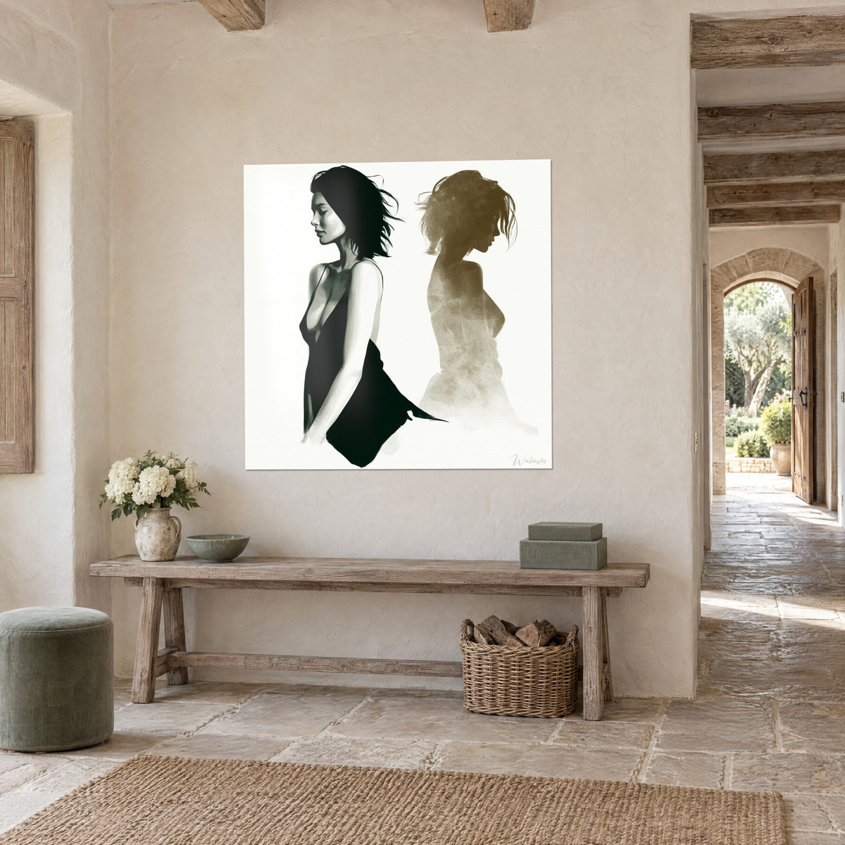 Tableau silhouette féminine en bustier noir et son double ocre fondu, encre sur fond crème, mur chaulé d'une maison de pierre