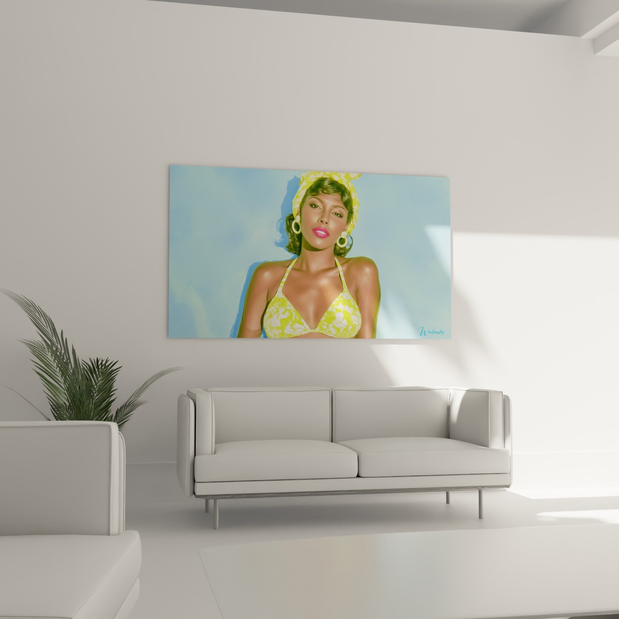Portrait glamour aux tons jaune fluo et bleu ciel accroché au-dessus d'un canapé dans un salon lumineux