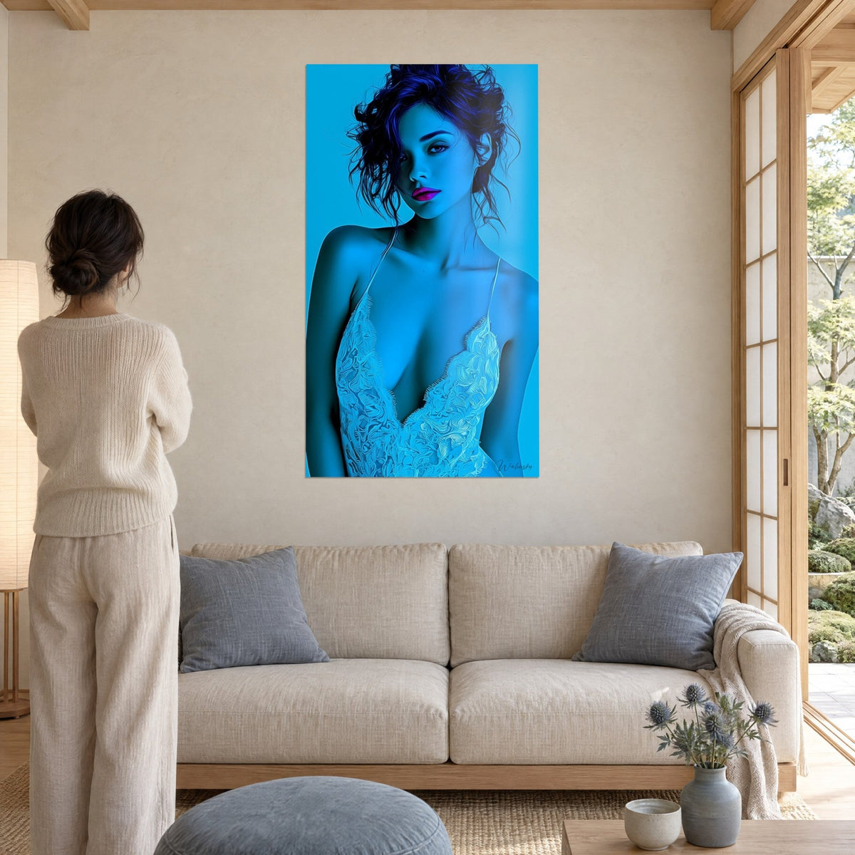 Quadro ritratto femminile monocromo blu ciano, labbra fucsia, capelli indaco in chignon morbido, pizzo chiaro, sopra un divano in un soggiorno luminoso