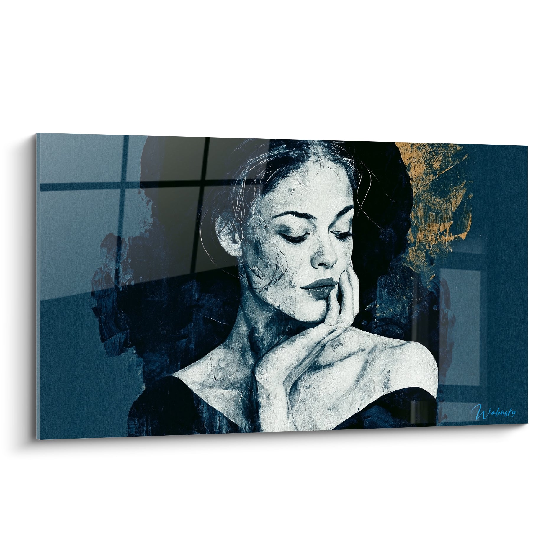 Portrait sexy en bleu marine et doré, femme au regard baissé, main sur le menton