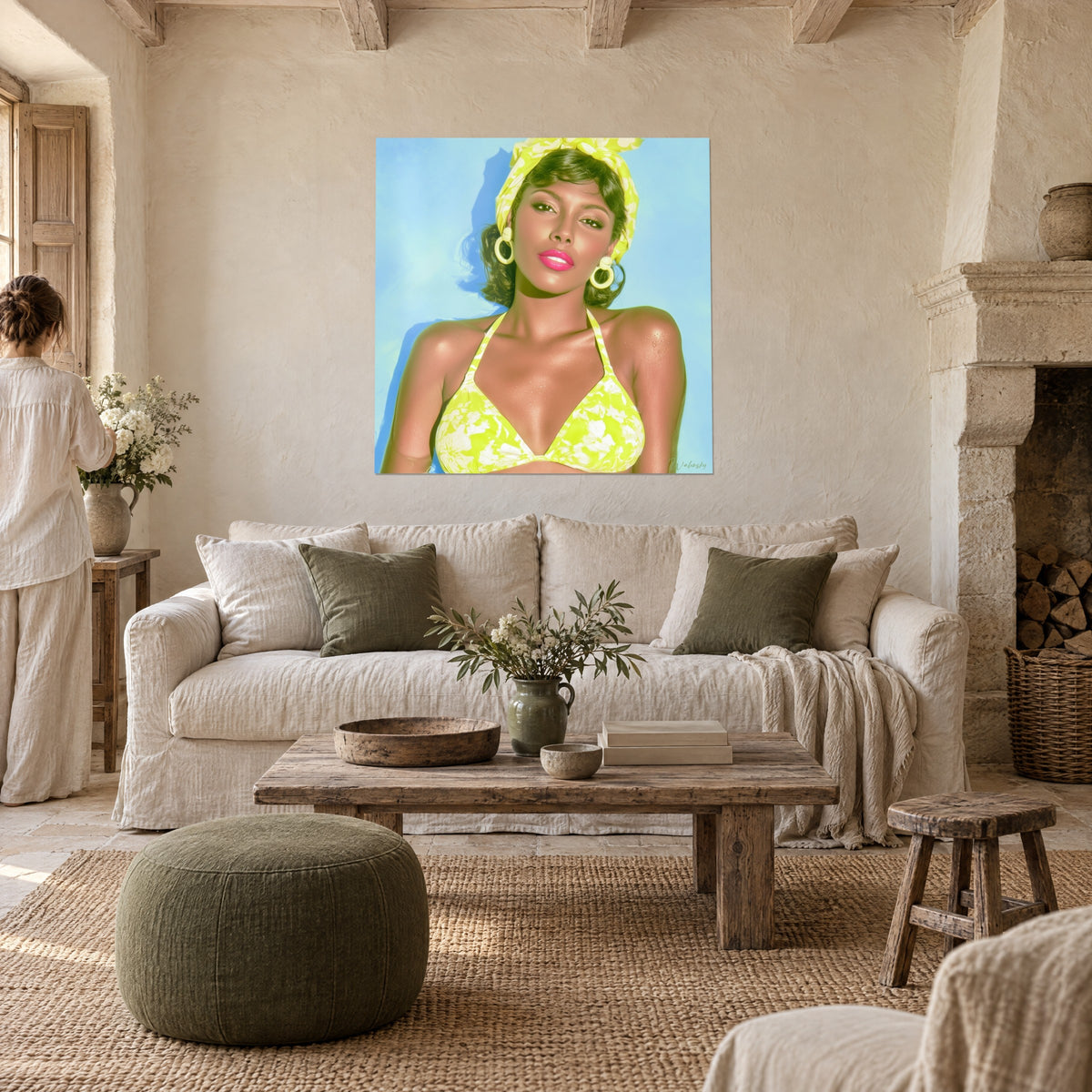Quadro pin-up in bikini verde lime e foulard fiorato su sfondo azzurro cielo, due persone di spalle sopra un divano in un soggiorno luminoso