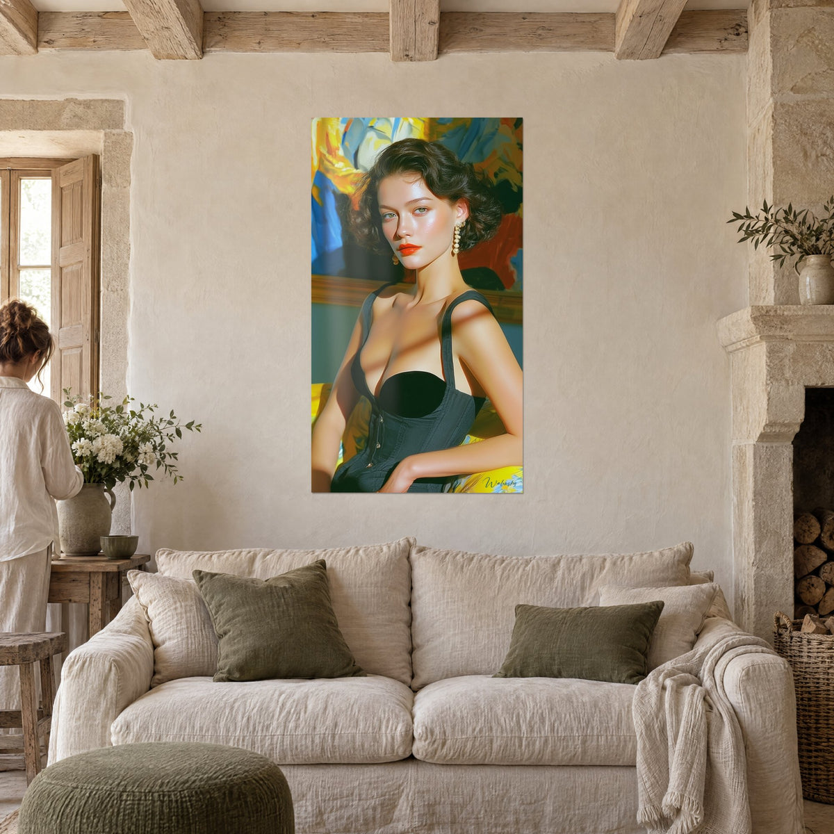 Cuadro retrato de morena con labios naranjas, corsé negro y rizos dorados, fondo azul y amarillo, encima de un sofá en un salón luminoso