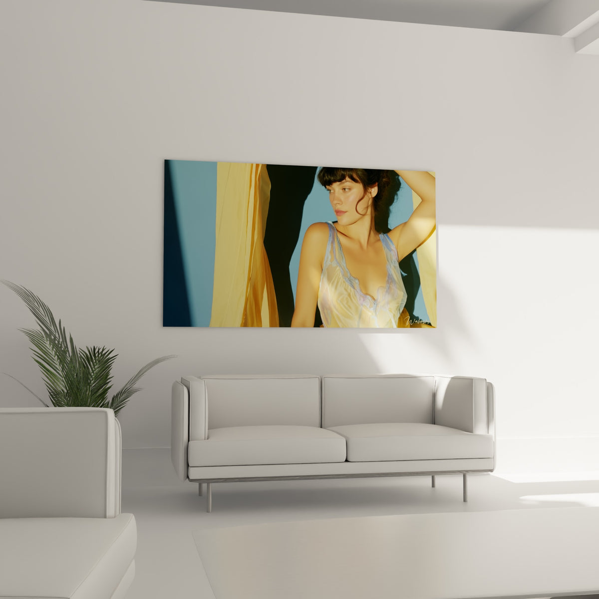 Portrait féminin aux teintes dorées et bleu profond, disposé au-dessus d'un canapé dans un salon lumineux