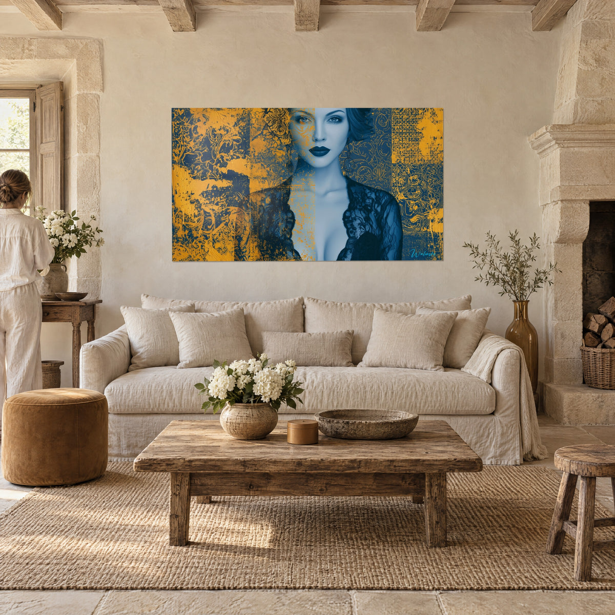 Gemälde Frauenporträt mit nachtblauen Lippen, schwarze Spitze, ocker- und blaue Motive, von hinten gesehen, über einem Sofa in einem hellen Wohnzimmer