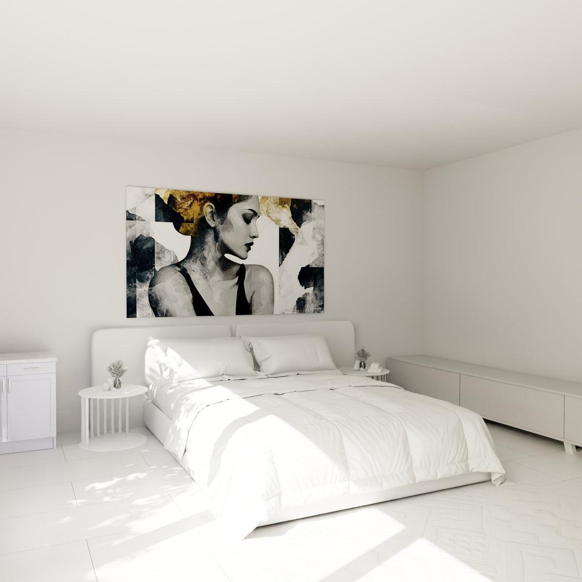 Femme au regard clos, teintes noires et dorées, accrochée au-dessus d'un lit dans une chambre claire