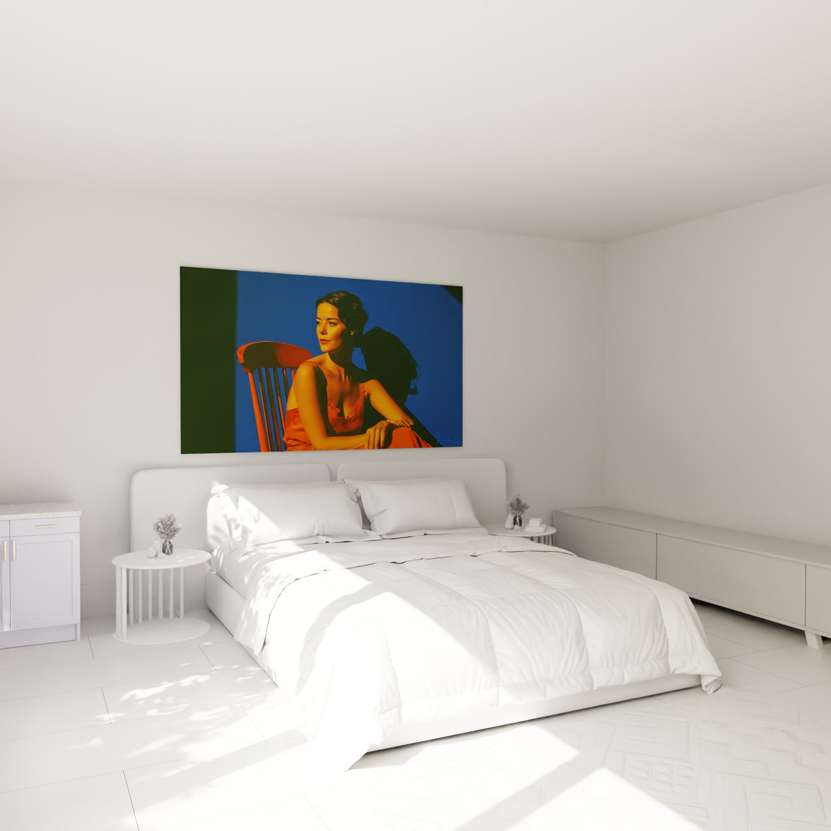 Silhouette dorée en robe orange assise, fond bleu profond, au-dessus d'un lit dans une chambre claire