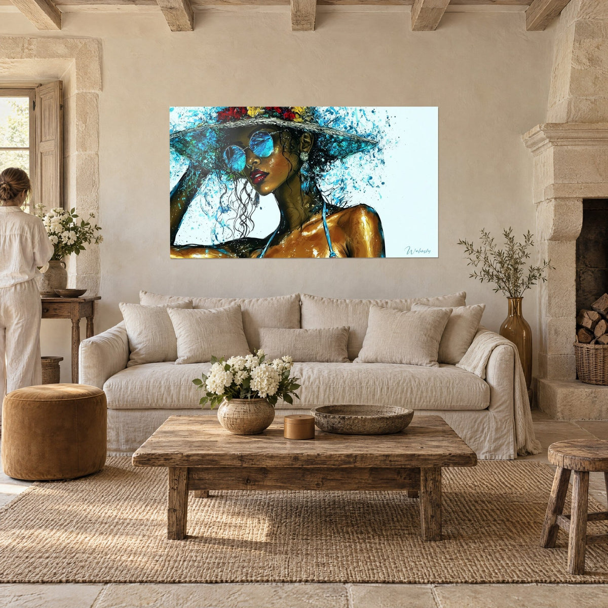 Quadro di una donna elegante con cappello di paglia fiorito e occhiali tondi blu, carnagione ramata, labbra rosse, sopra un divano in un soggiorno luminoso