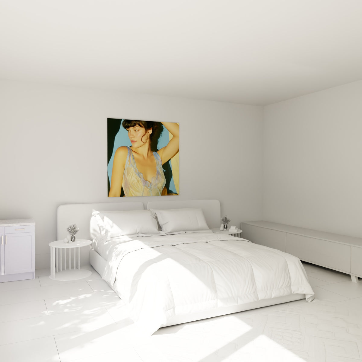 Silhouette en nuisette dorée translucide, bras levé, au-dessus d'un lit dans une chambre claire