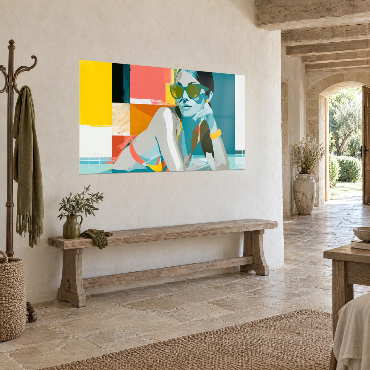 Quadro di una bagnante appoggiata al bordo di una piscina, campiture arancio e rosa, parete turchese, appeso su un muro di pietra chiara