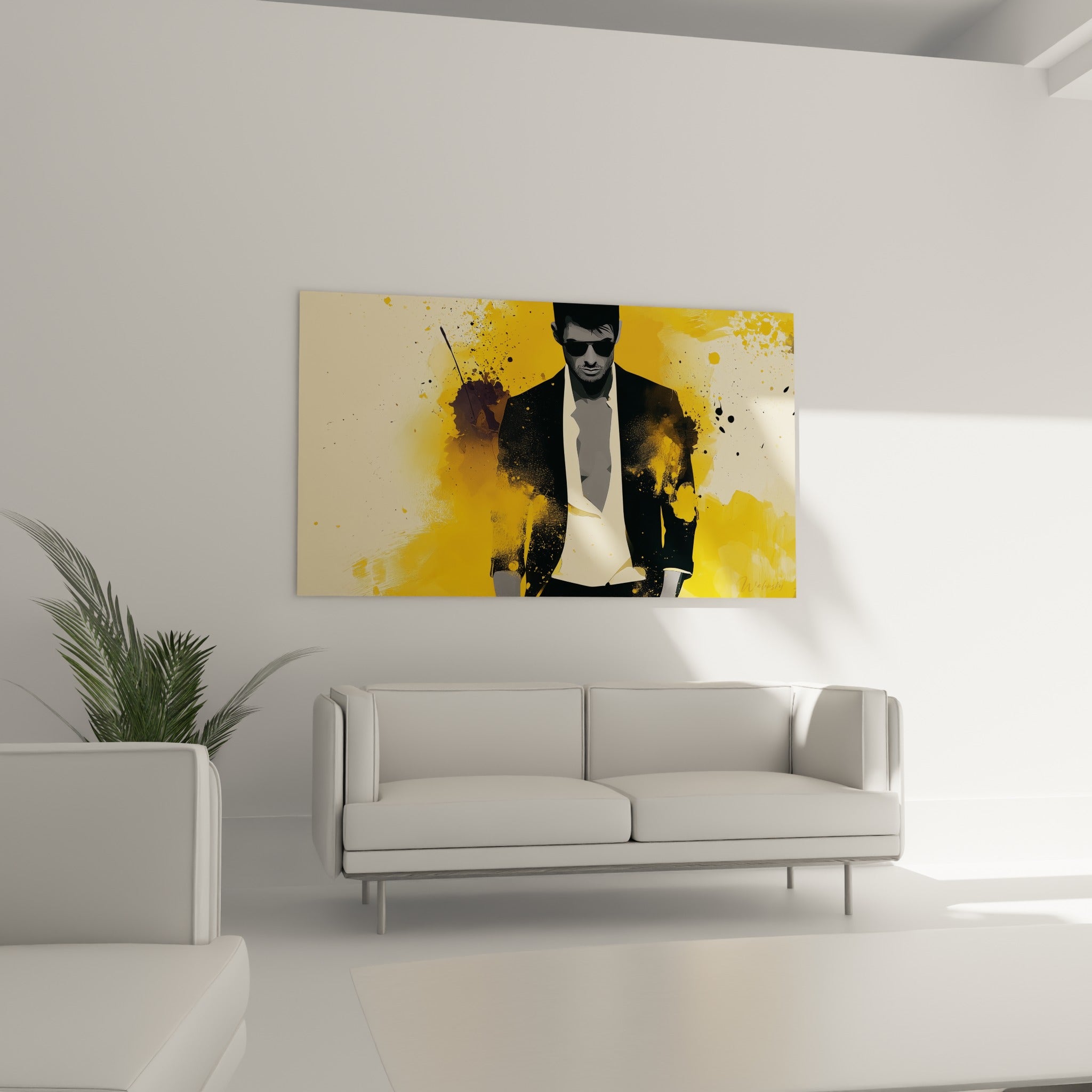 Portrait viril aux teintes jaune moutarde et noir intense, au-dessus d'un canapé dans un salon lumineux