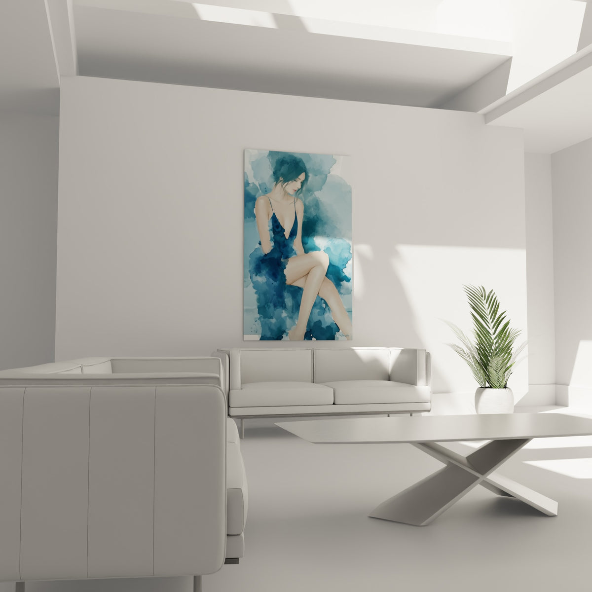 Portrait pensif d'une femme en bleu marine et bleu pastel, au-dessus d'un canapé dans un salon lumineux