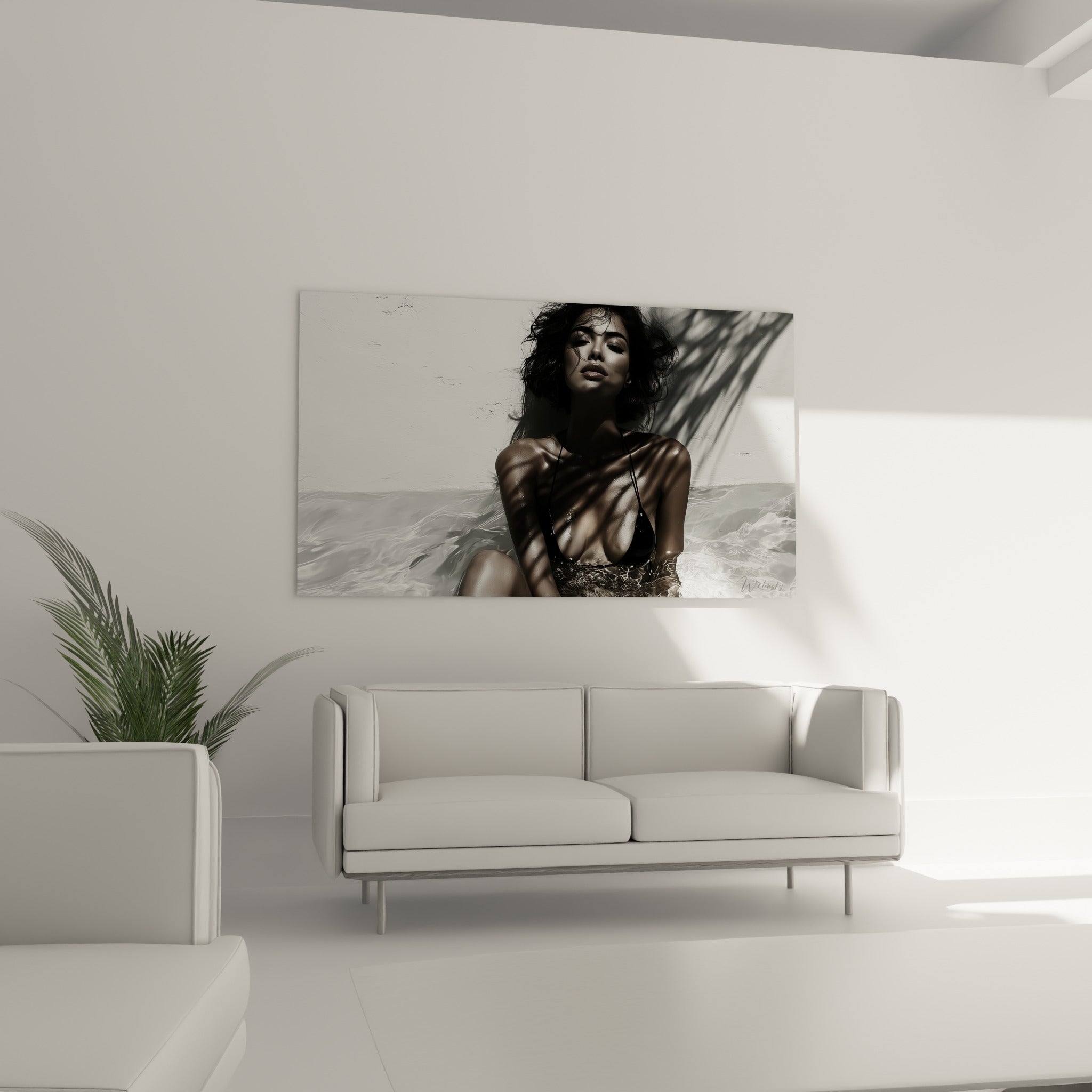 Portrait sensuel en noir et blanc, reflets argentés et ombres graphiques, au-dessus d'un canapé dans un salon lumineux