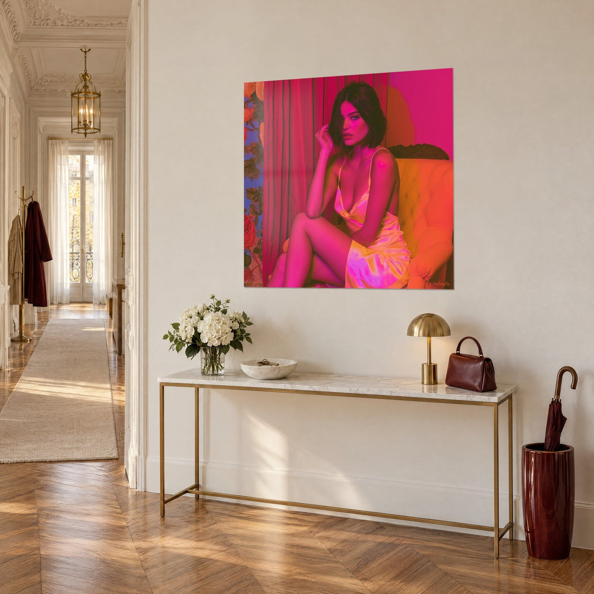 Schilderij glamoureus portret van een zittende vrouw, benen over elkaar, hand in haar, fuchsia- en barnsteentinten, op een gouden console in Haussmann-stijl