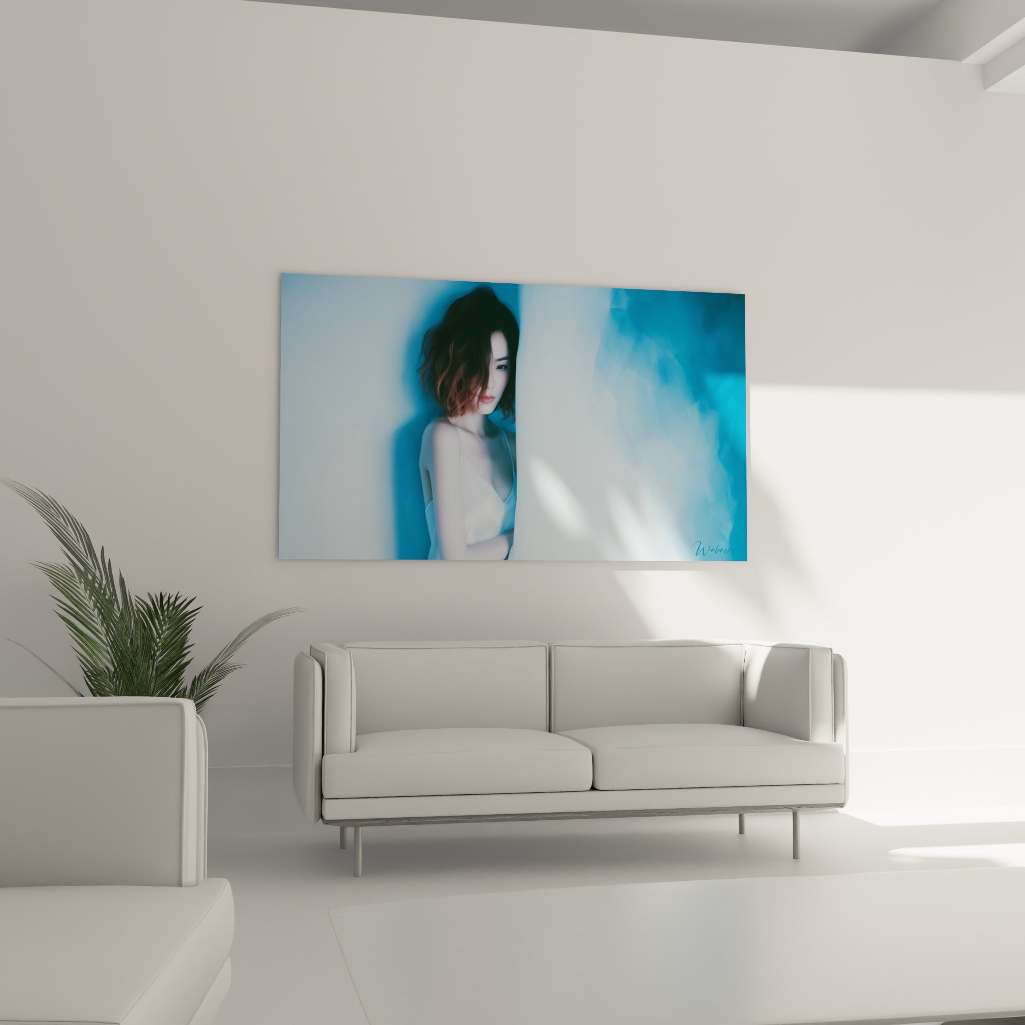 Portrait sensuel bleu profond et blanc satiné, au-dessus d'un canapé dans un salon lumineux