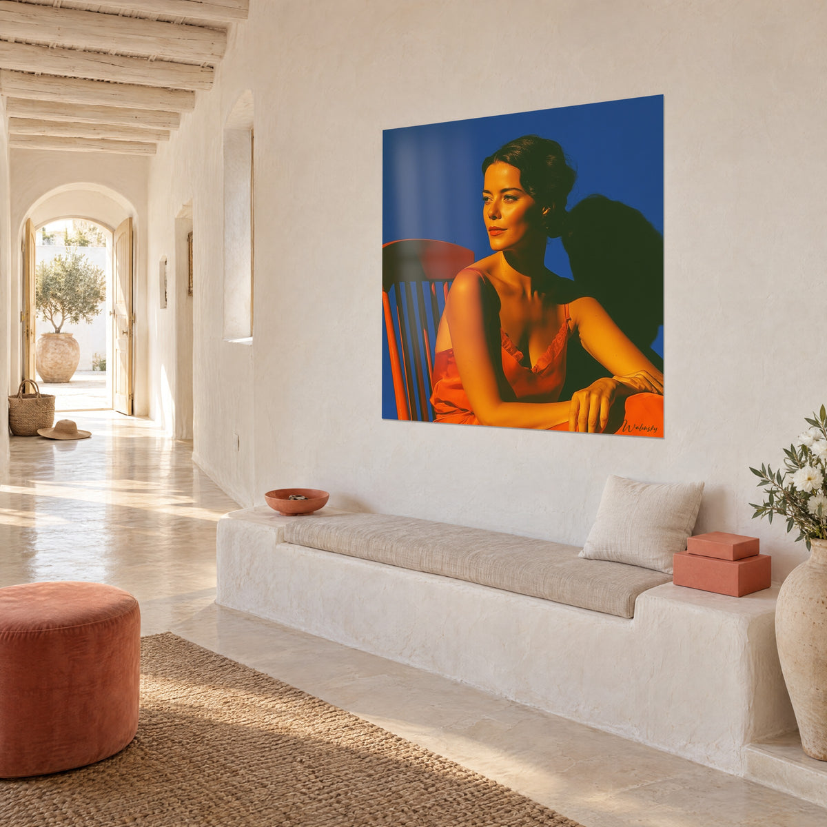 Tableau portrait d'une brune au chignon, soie orange et dentelle, ombre noire sur le bleu, mur blanc d'une maison méditerranéenne