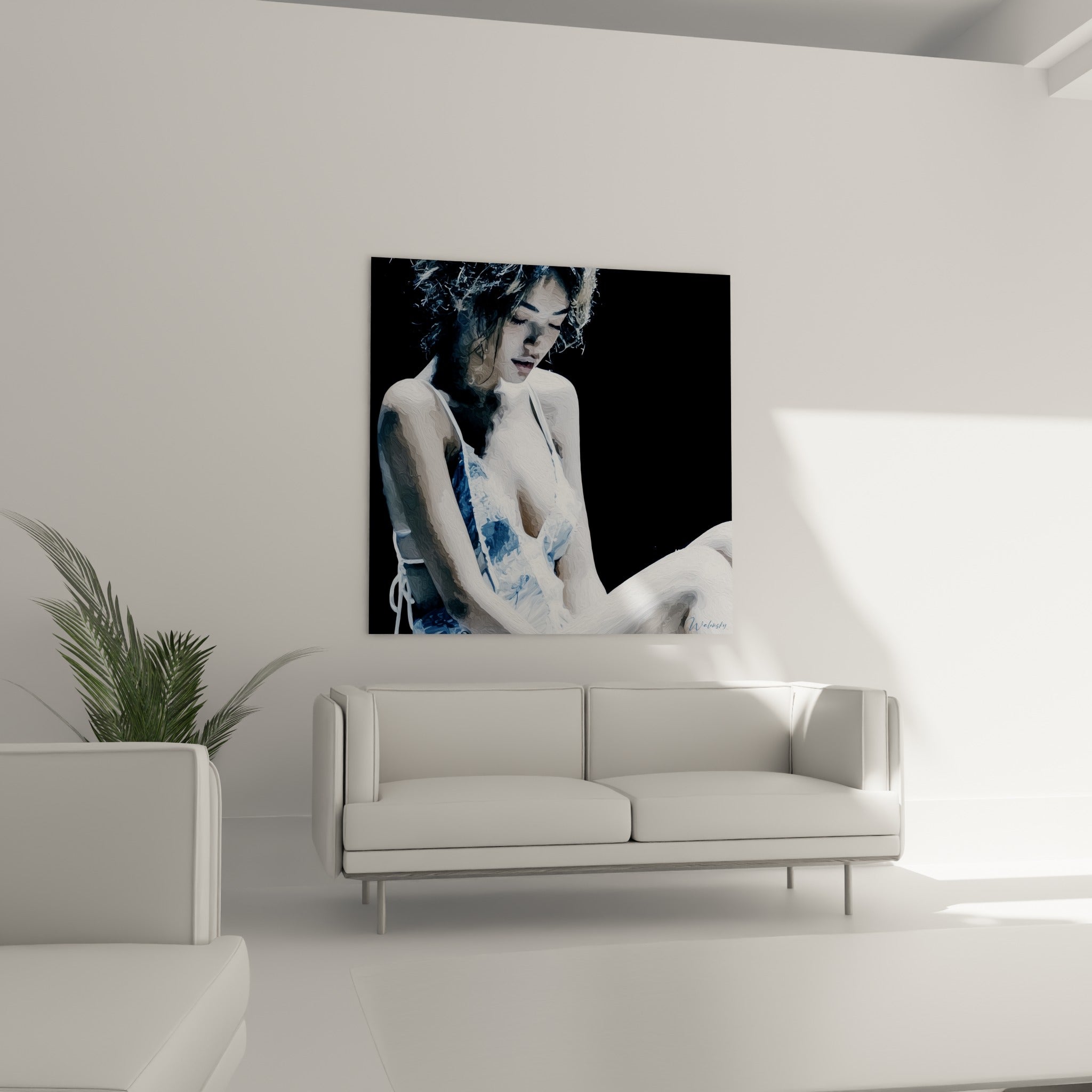 Portrait sensuel en camaïeu blanc et bleu marine, drapé de robe fine, au-dessus d'un canapé dans un salon lumineux