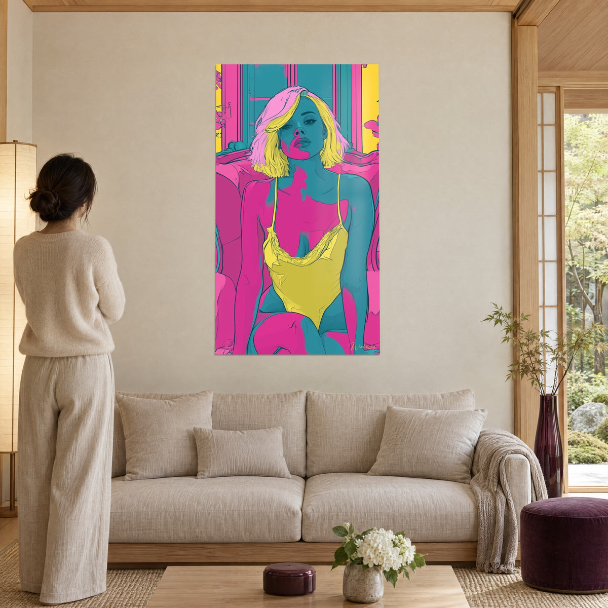 Quadro donna bionda con caschetto rosa, body giallo pop art su sfondo turchese, sopra un divano in un soggiorno luminoso