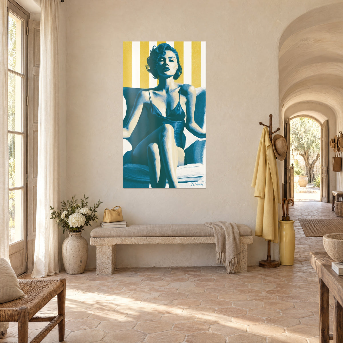 Πίνακας pin-up με κοντές μπούκλες, σταυρωμένα πόδια σε μπλε πολυθρόνα, ρίγες μουστάρδας και λευκές, διάδρομος με τσιμεντένια πλακάκια, προβηγκιανό αγροτικό σπίτι