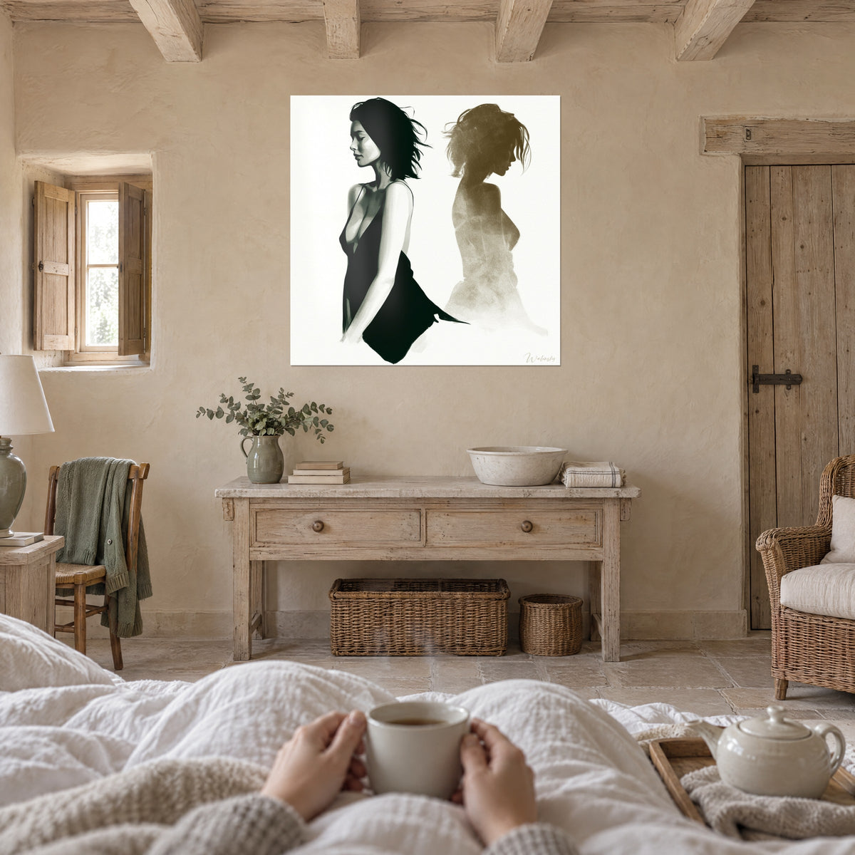 Tableau profil de brune en robe noire à fines bretelles, reflet sépia sur fond blanc cassé, au-dessus d'un lit dans une chambre claire