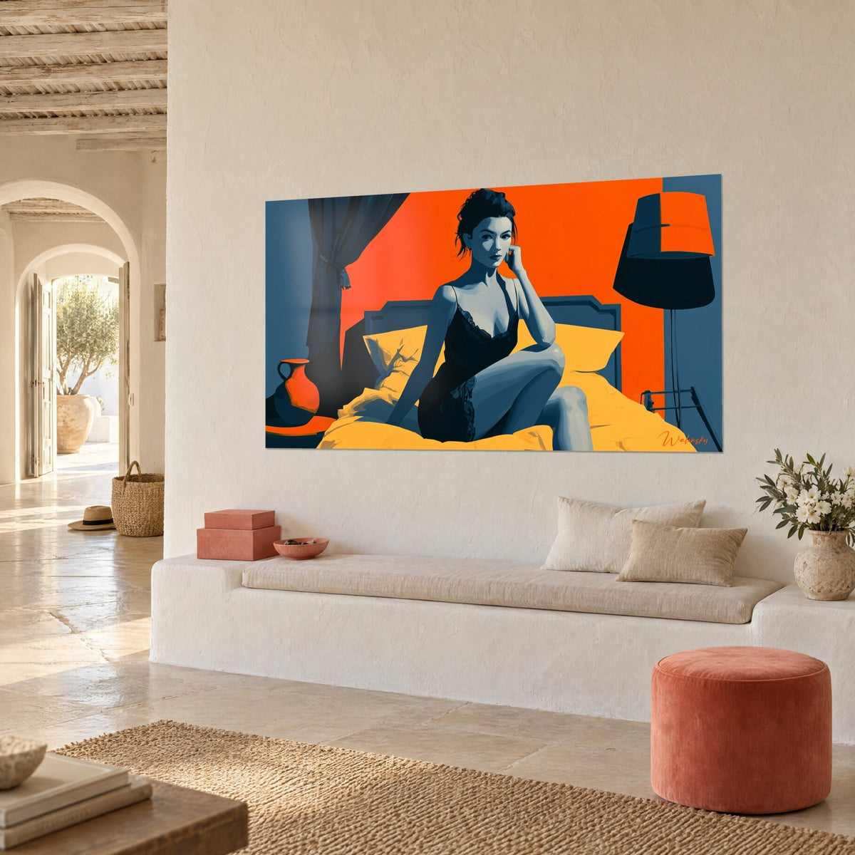 Πίνακας συλλογισμένης pin-up καθισμένης σε κρεβάτι κρόκου, πορτοκαλί και σκούρο μπλε λάμπα δαπέδου, λευκός πέτρινος πάγκος