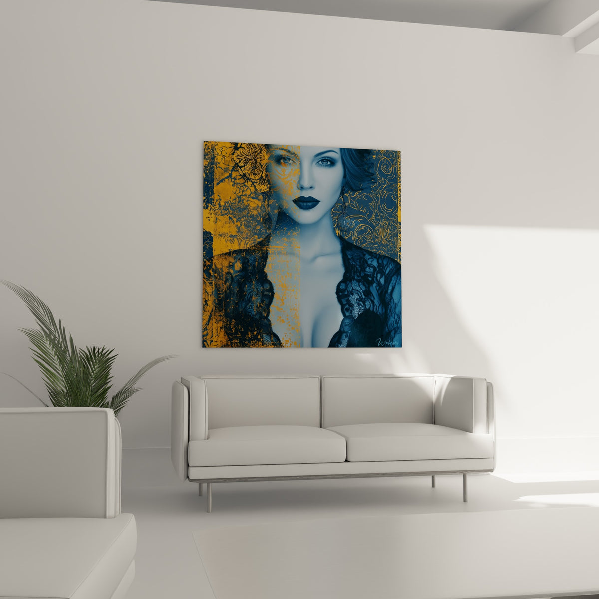 Regard intense entouré de motifs dorés et bleu nuit, suspendu au-dessus d'un canapé dans un salon lumineux