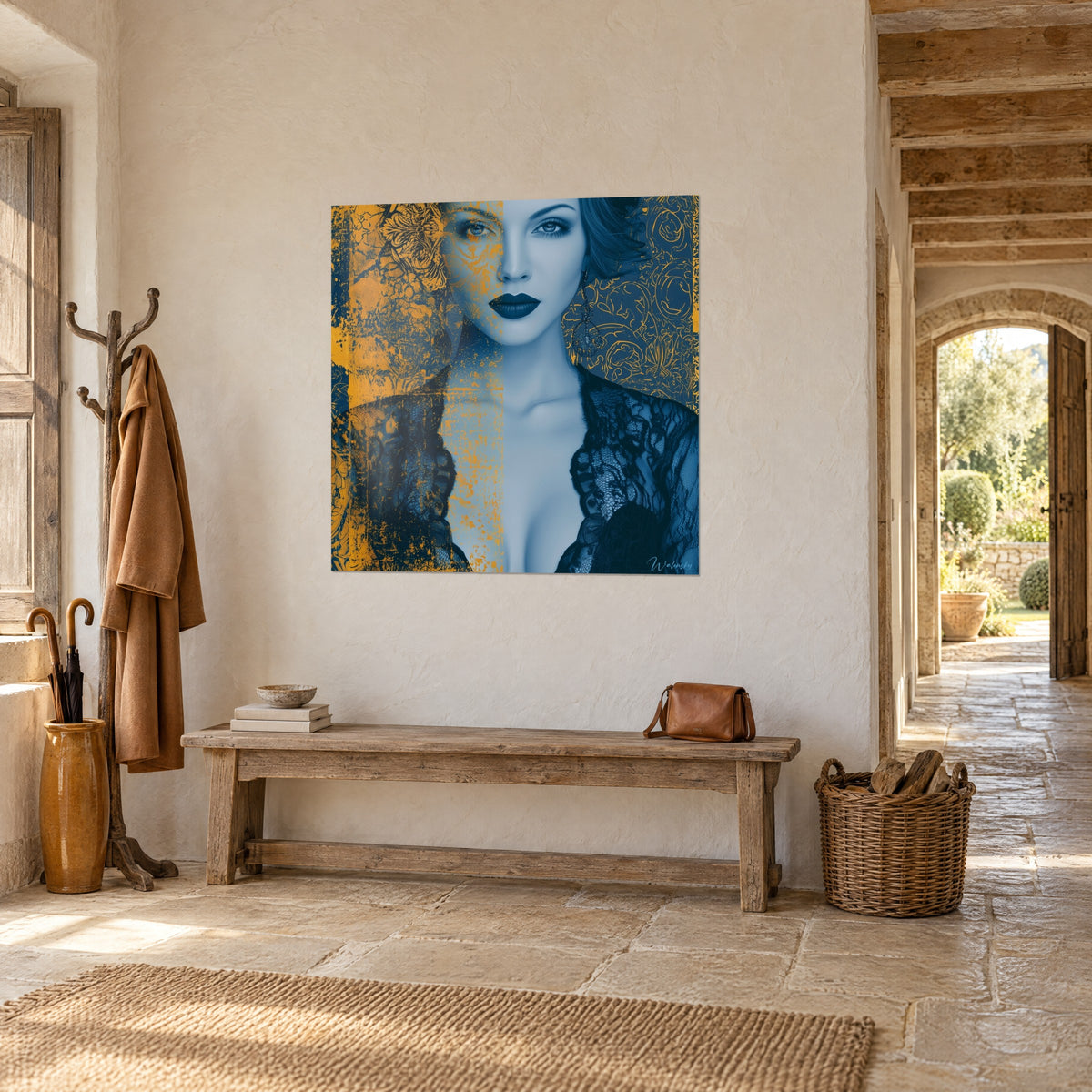 Quadro musa dallo sguardo di ghiaccio, scollatura di pizzo scuro su sfondo ocra e blu, appeso a una parete di pietra in tre quarti