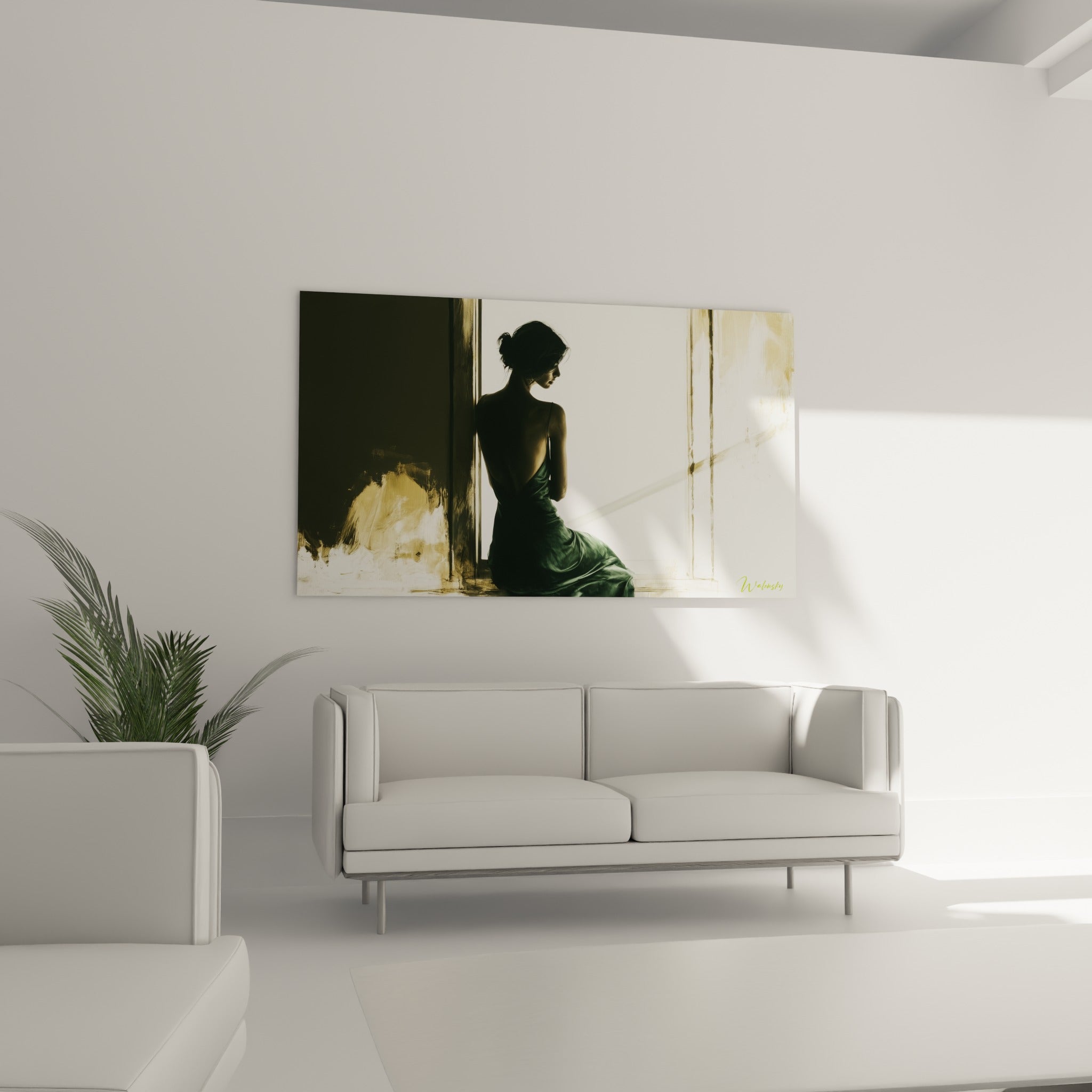 Silhouette drapée de vert émeraude devant une lumière dorée, au-dessus d'un canapé dans un salon lumineux