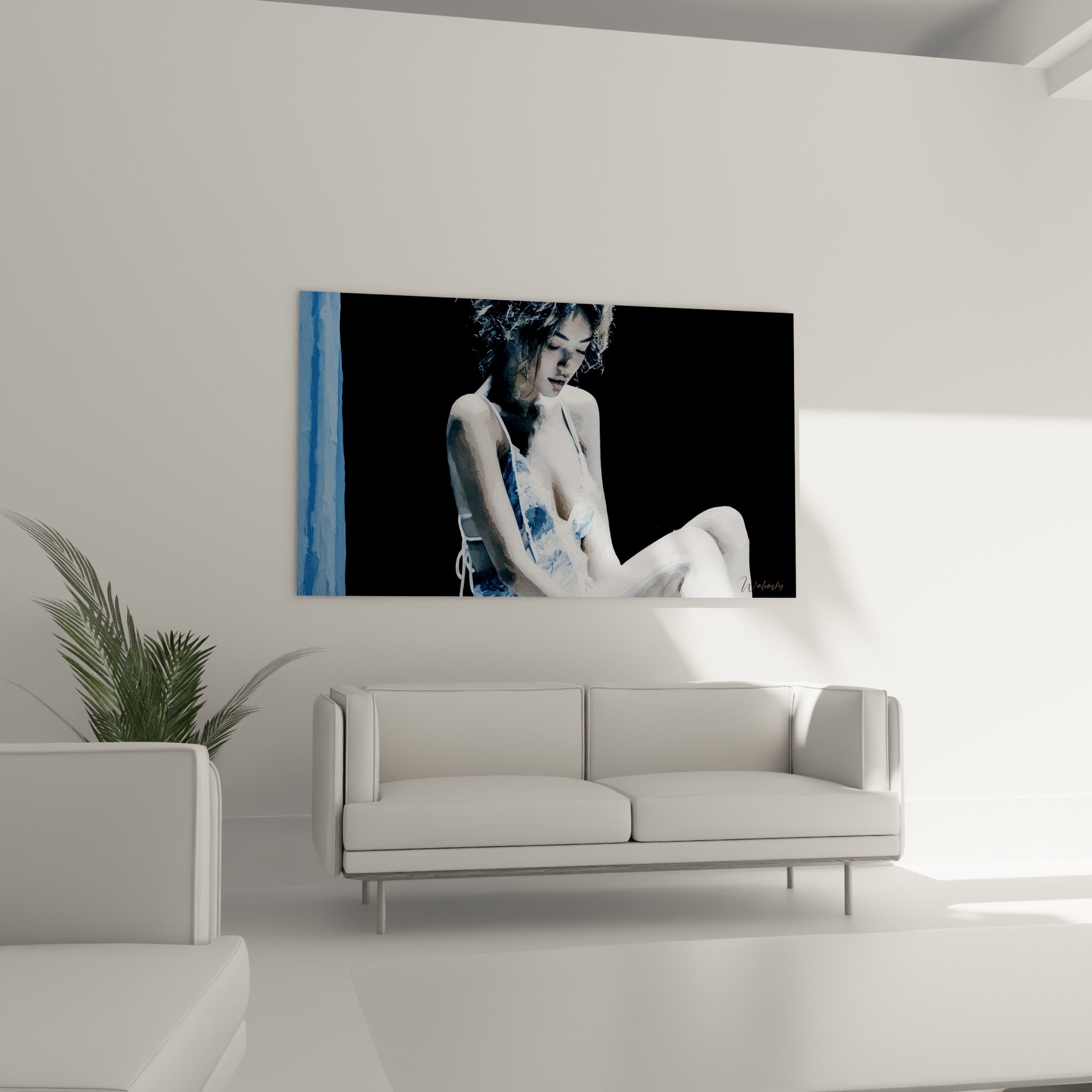 Figure féminine en robe bleue délavée au-dessus d'un canapé dans un salon lumineux