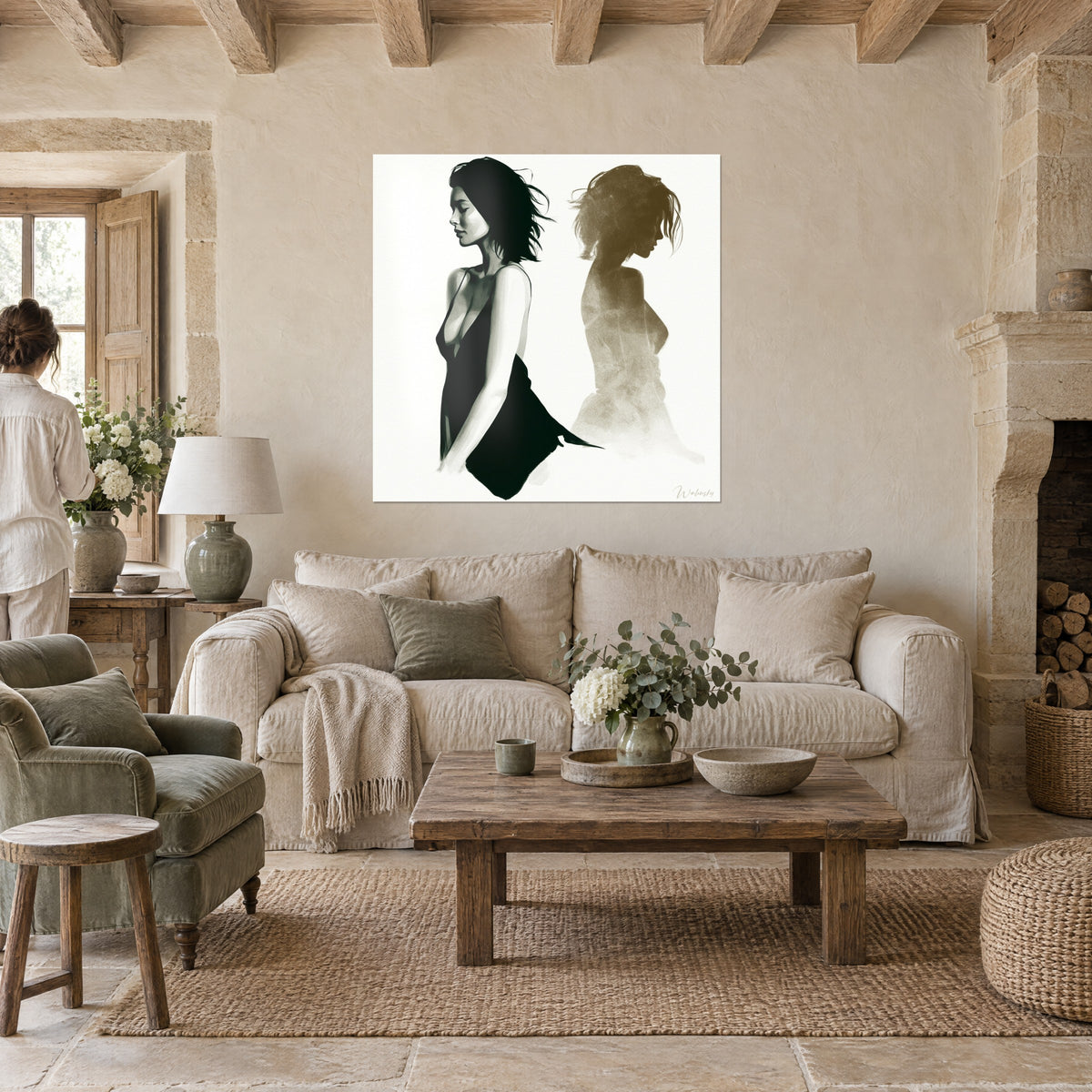 Tableau femme brune aux mèches au vent, robe noire décolletée, ombre dorée sur fond ivoire, au-dessus d'un canapé dans un salon lumineux