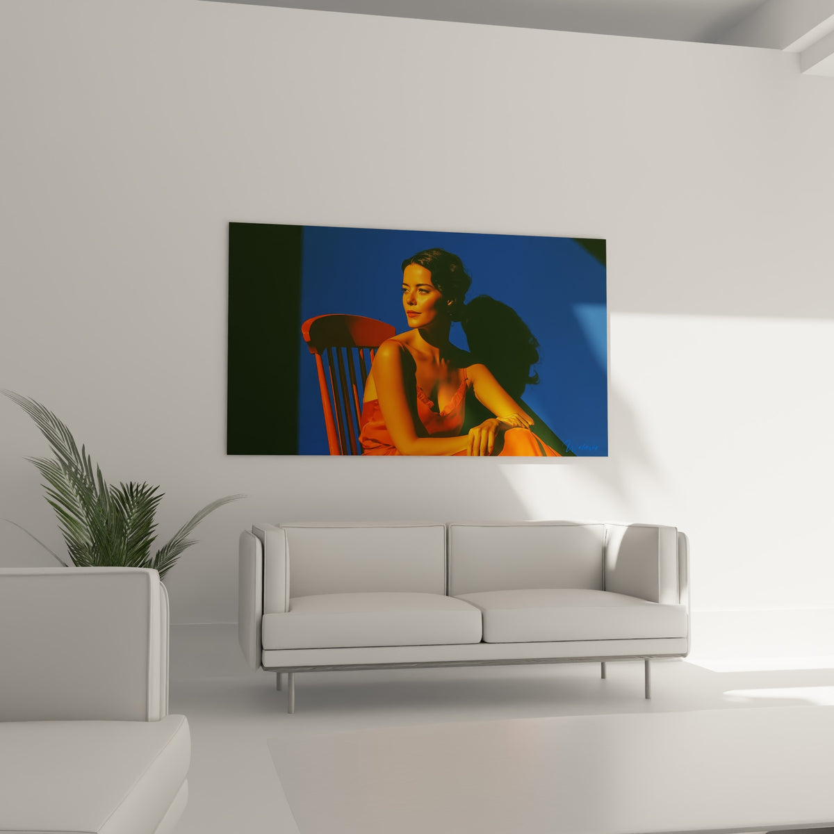 Portrait féminin lumière dorée et robe orange, fond bleu marine, au-dessus d'un canapé dans un salon lumineux
