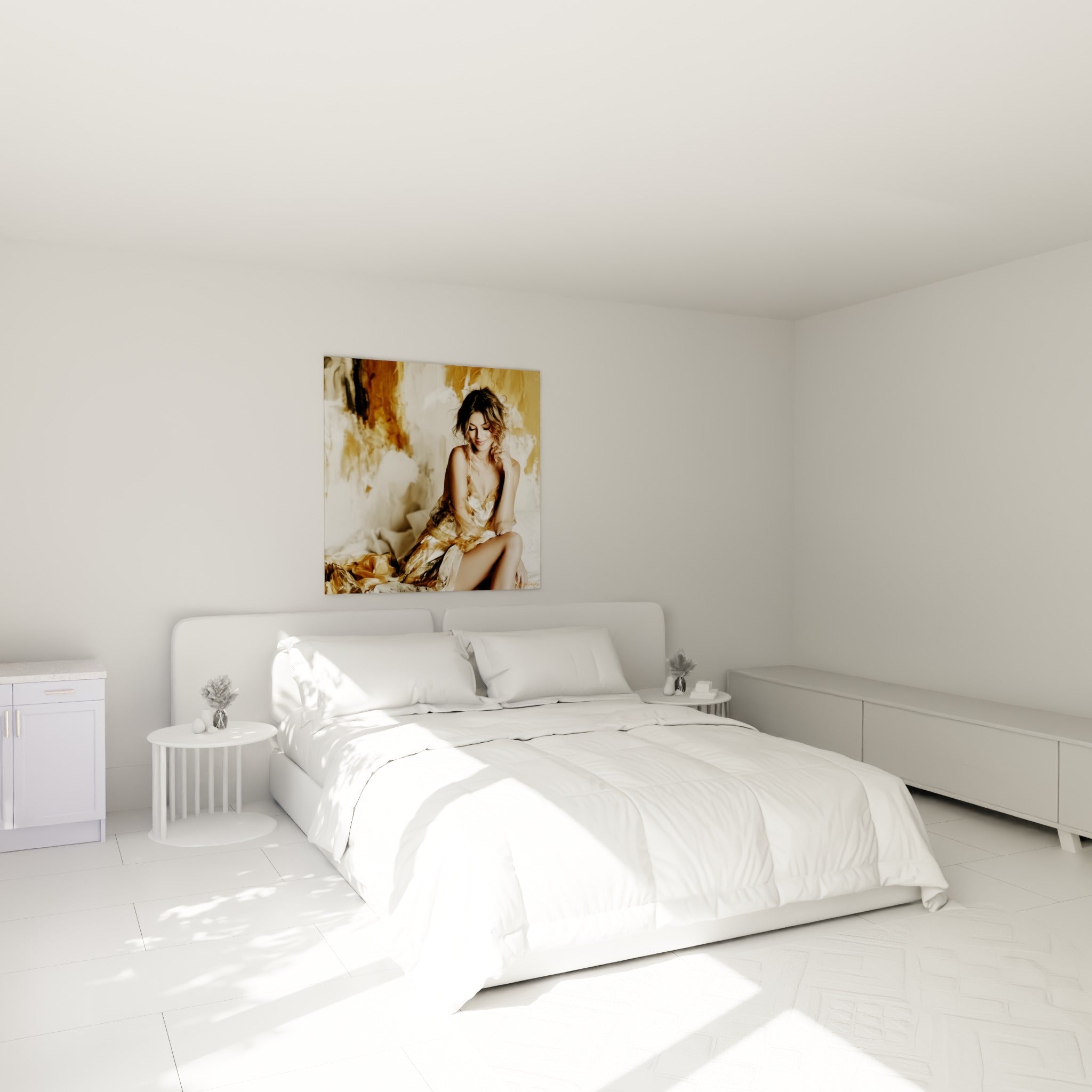 Silhouette féminine en robe satinée dorée, regard baissé, au-dessus d'un lit dans une chambre claire