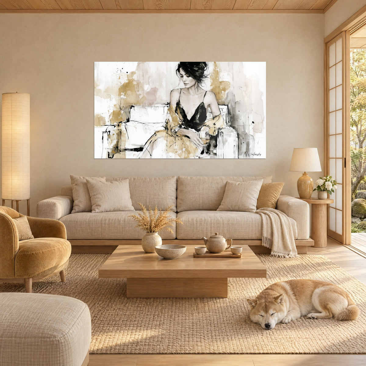 Gemälde junge Brünette im schwarzen Caraco auf einem weißen Sofa sitzend, goldene und elfenbeinfarbene Lavierungen, schlafender Shiba, über einem Sofa in einem hellen Wohnzimmer