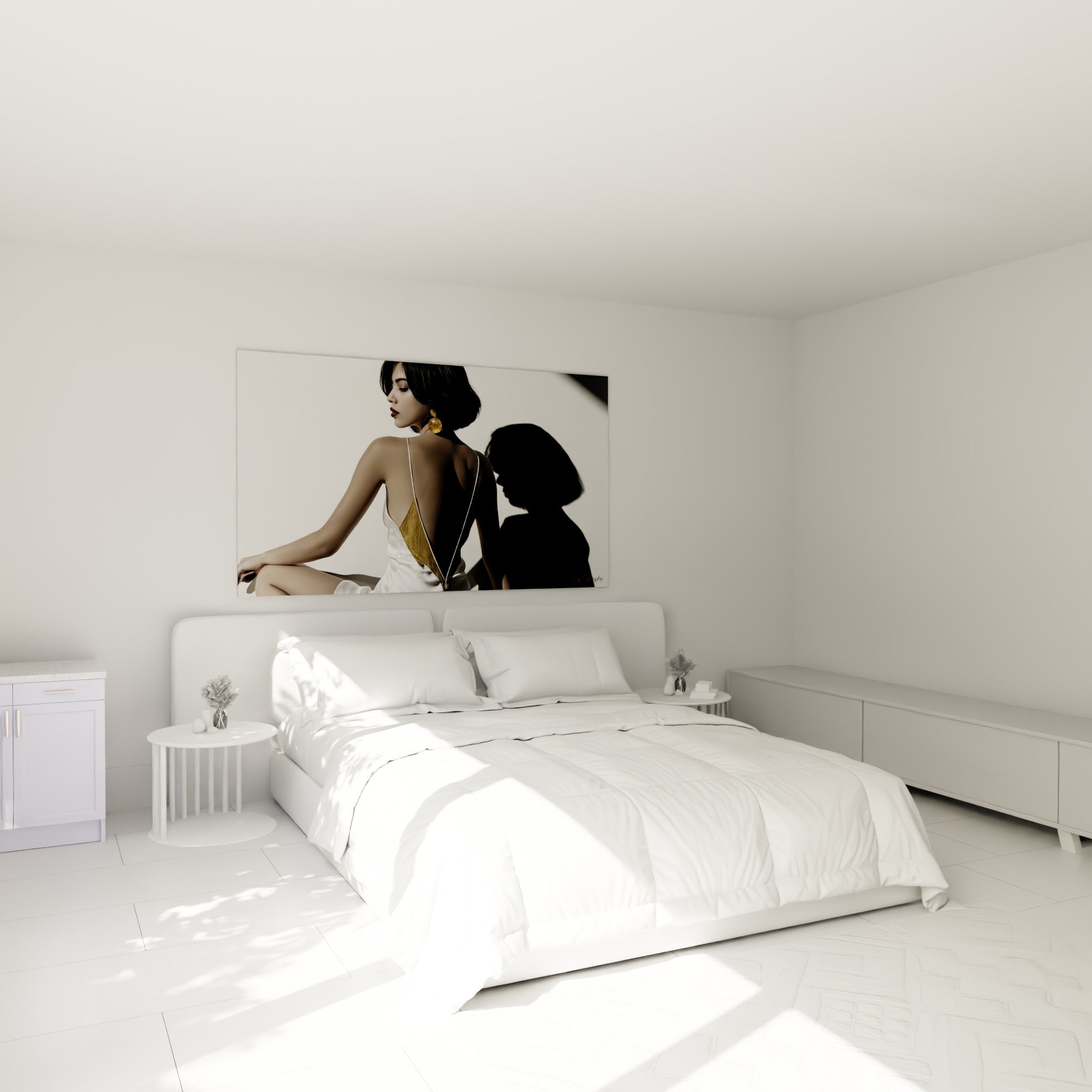 Silhouette féminine en robe blanche et dorée, dos nu, au-dessus d'un lit dans une chambre claire.