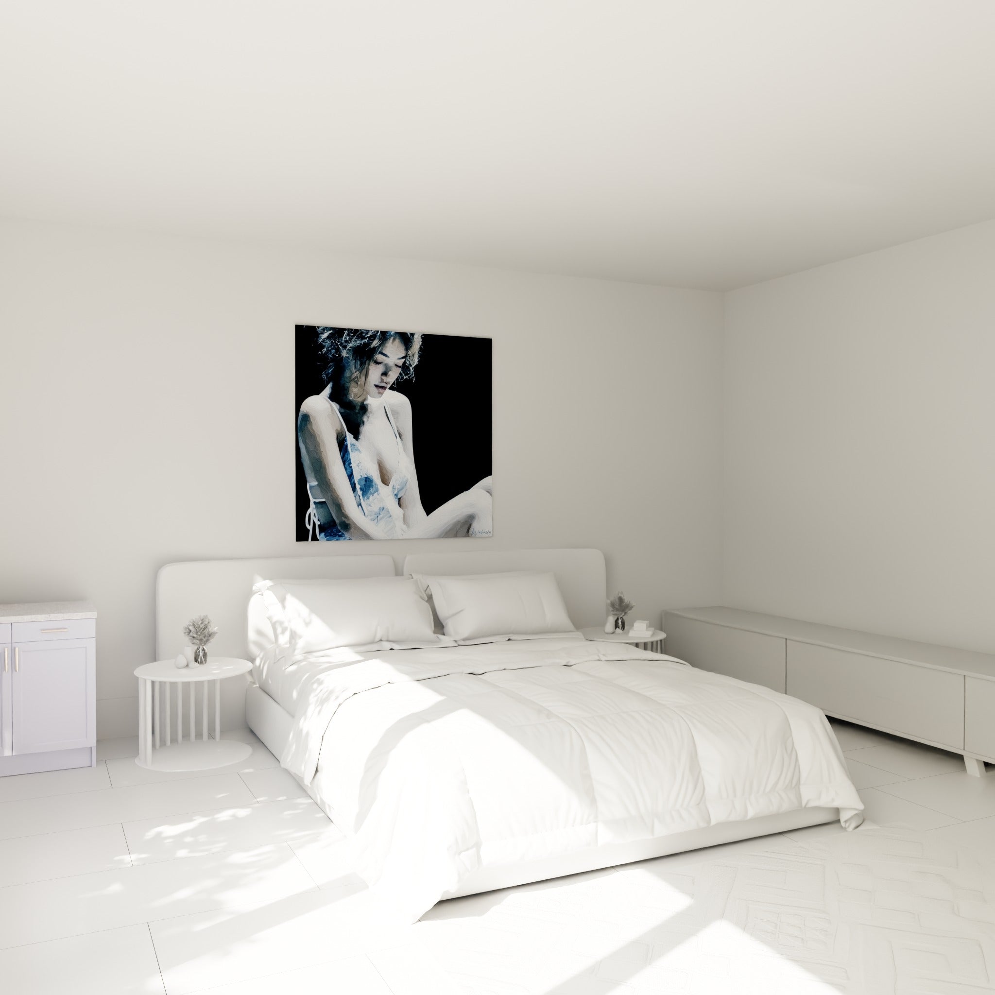 Silhouette féminine bleu nuit et blanc, regard baissé, accrochée au-dessus d'un lit dans une chambre claire