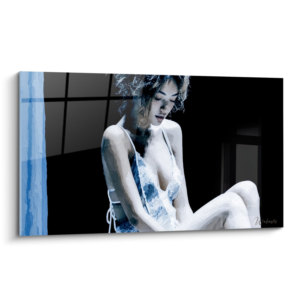 Femme assise en robe bleue fleurie, silhouette blanche sur fond noir intense