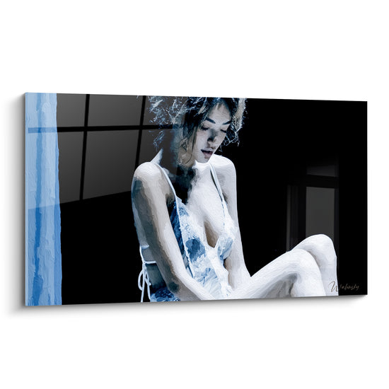Femme assise en robe bleue fleurie, silhouette blanche sur fond noir intense