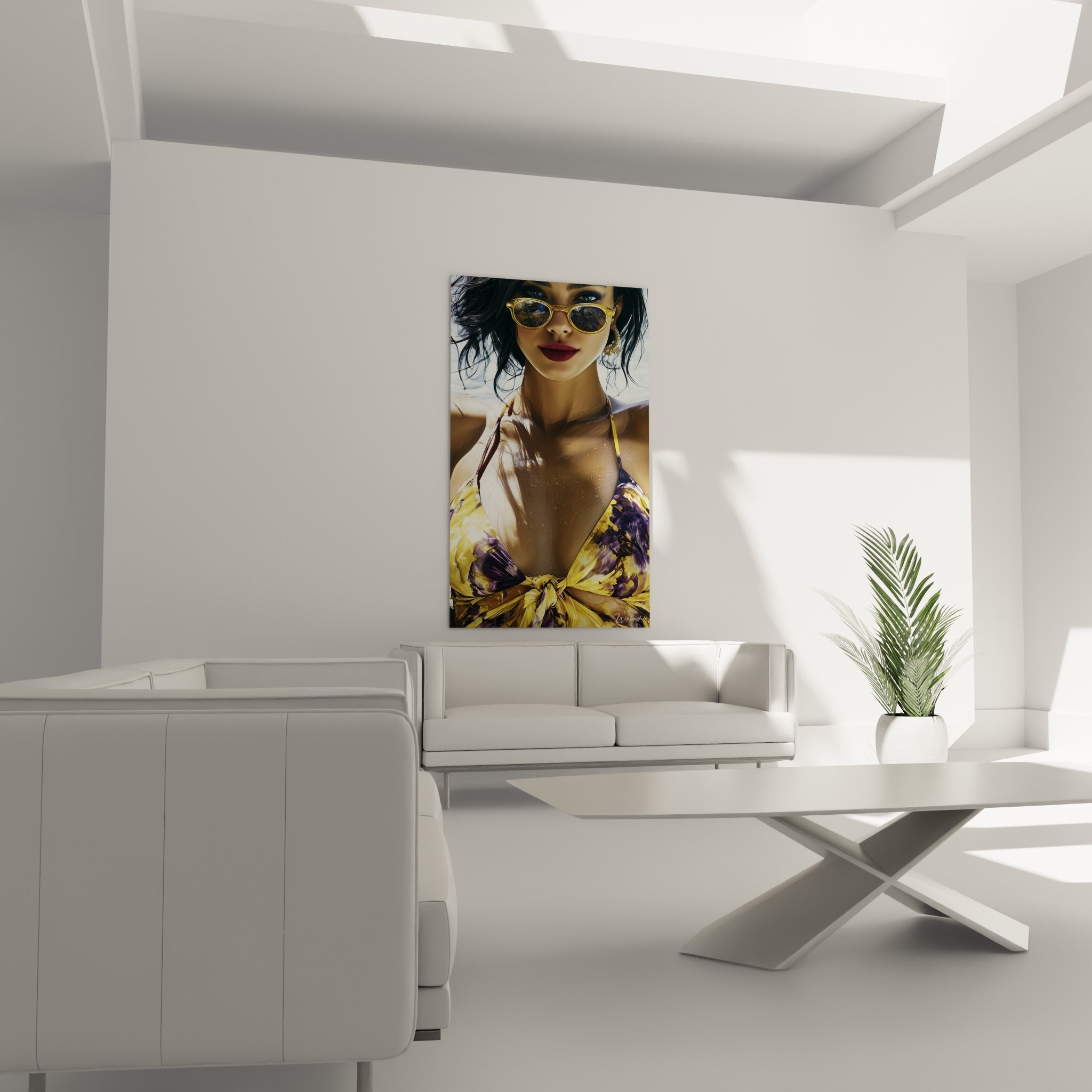Silhouette bronzée en maillot jaune orné de violet suspendue au-dessus d'un canapé dans un salon lumineux
