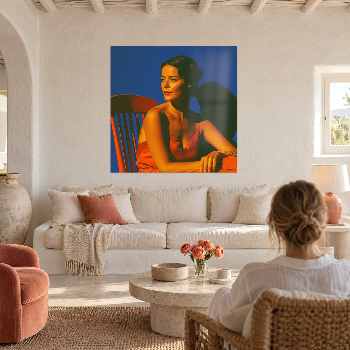 Tableau femme en nuisette orange, profil songeur sur fond bleu cobalt, chaise rouge, au-dessus d'un canapé dans un salon lumineux