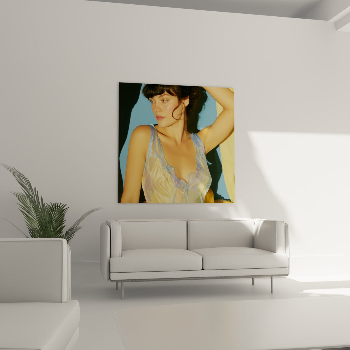 Portrait sensuel aux teintes dorées et bleu pastel, au-dessus d'un canapé dans un salon lumineux