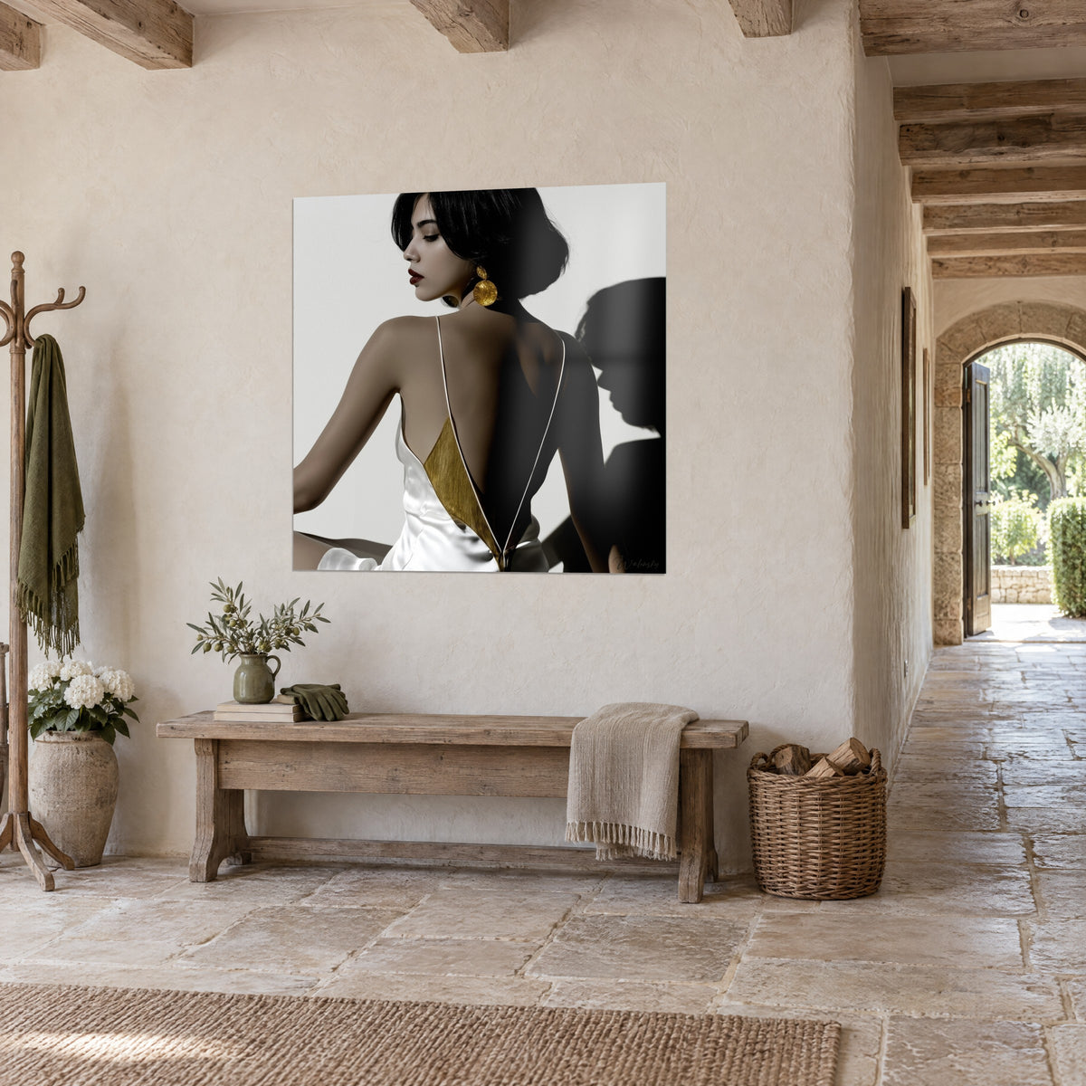 Quadro modella bruna di profilo in raso bianco e oro, ombra portata nera, appeso in un corridoio di pietra, vista a tre quarti