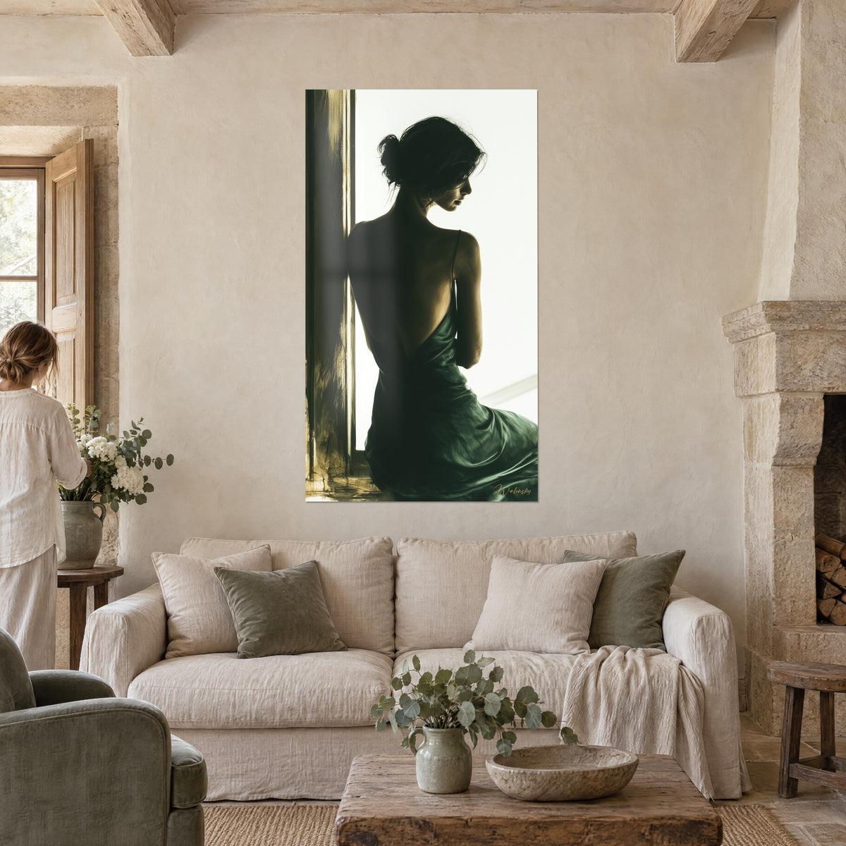 Quadro silhouette femminile di schiena, schiena nuda, in abito di raso verde abete, sfondo avorio luminoso, sopra un divano in un soggiorno luminoso