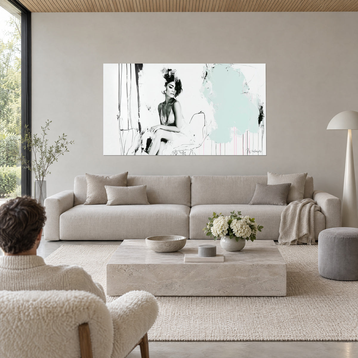 Schilderij van een peinzende vrouw in grijstinten, lichtmintgroene wolk en zwarte lijnen, zichtbaar voor twee personen met hun rug naar de kijker boven een bank in een lichte woonkamer