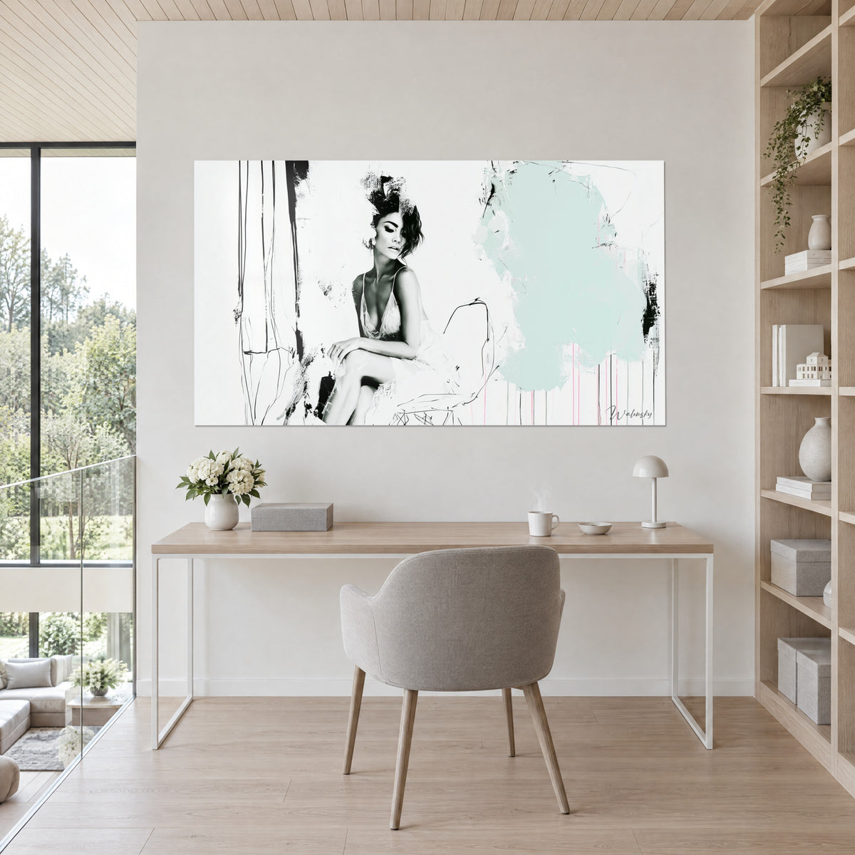 Schilderij van een slank vrouwenportret, zwart houtskool en mintkleurige waas op gebroken wit, tegenover een bureau van licht hout en een grijze stoel