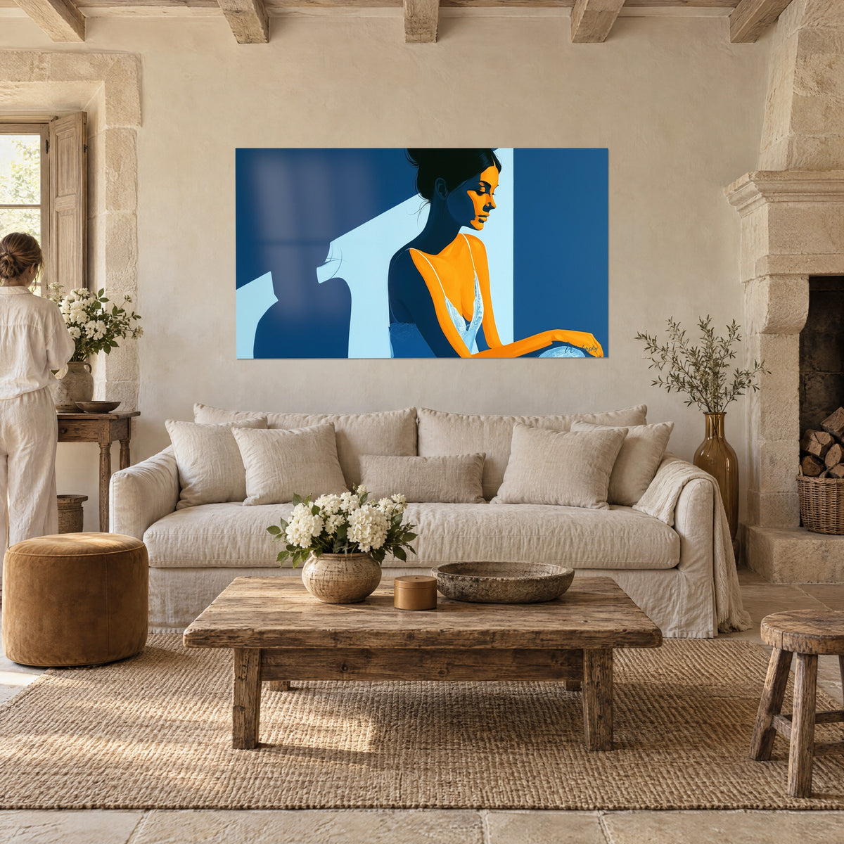 Tableau femme au chignon en profil, peau orangée et ombre bleu marine, fine bretelle de dentelle, au-dessus d'un canapé dans un salon lumineux