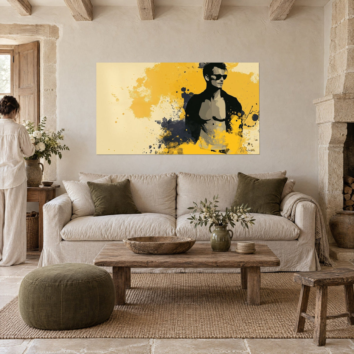 Gemälde Mann mit nacktem Oberkörper und schwarzer Sonnenbrille, senfgelbe und anthrazitfarbene Spritzer, über einem Sofa in einem hellen Wohnzimmer