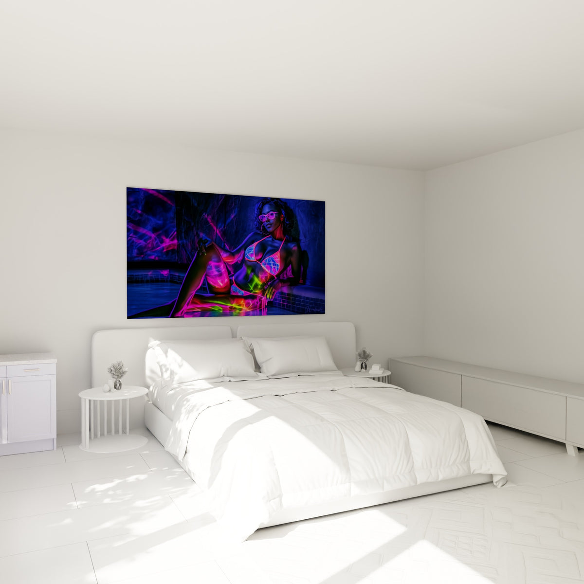 Silhouette féminine aux néons rose fluo et vert électrique, accrochée au-dessus d'un lit dans une chambre claire