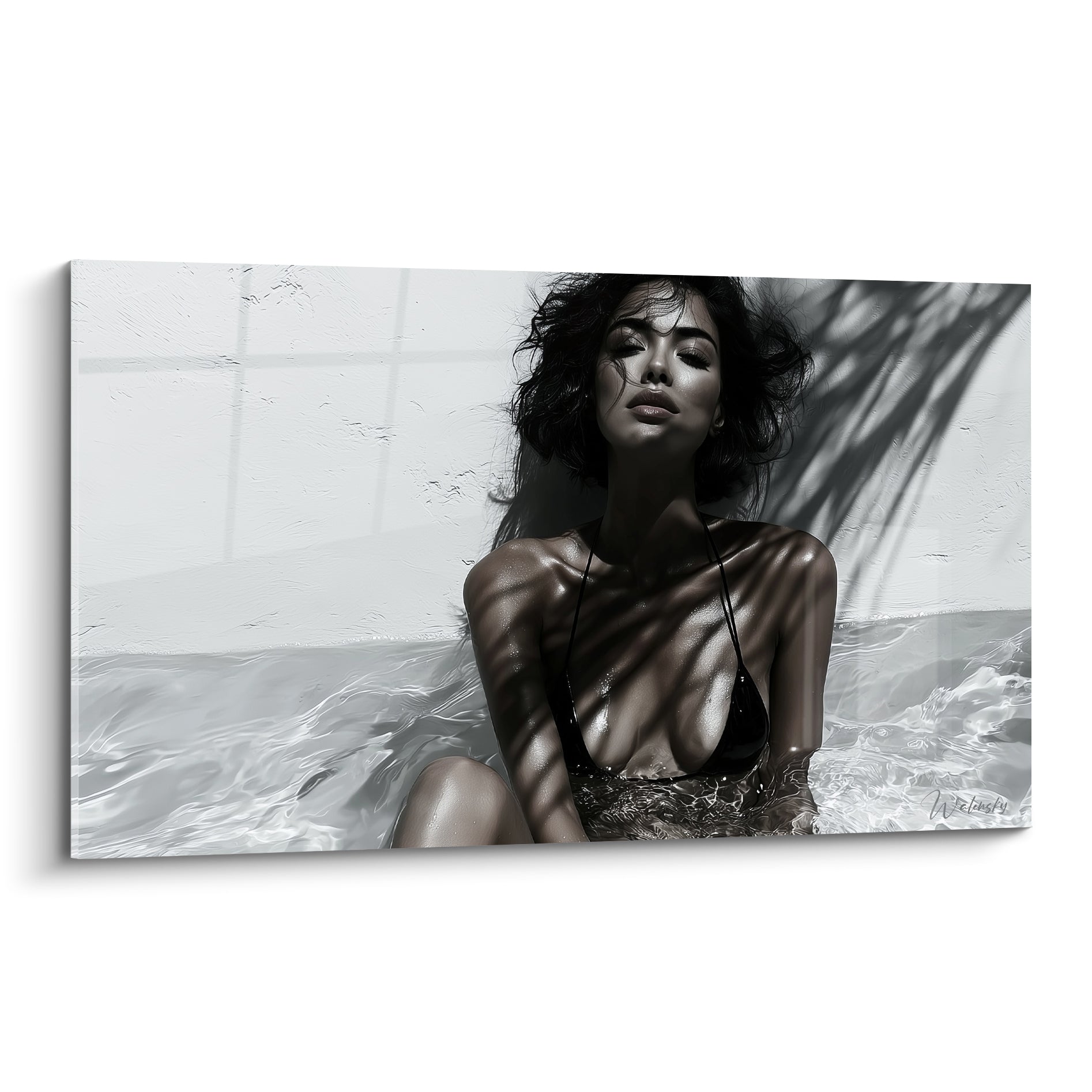 Silhouette féminine sensuelle en noir et blanc, ombres striées sur peau bronzée et eau claire