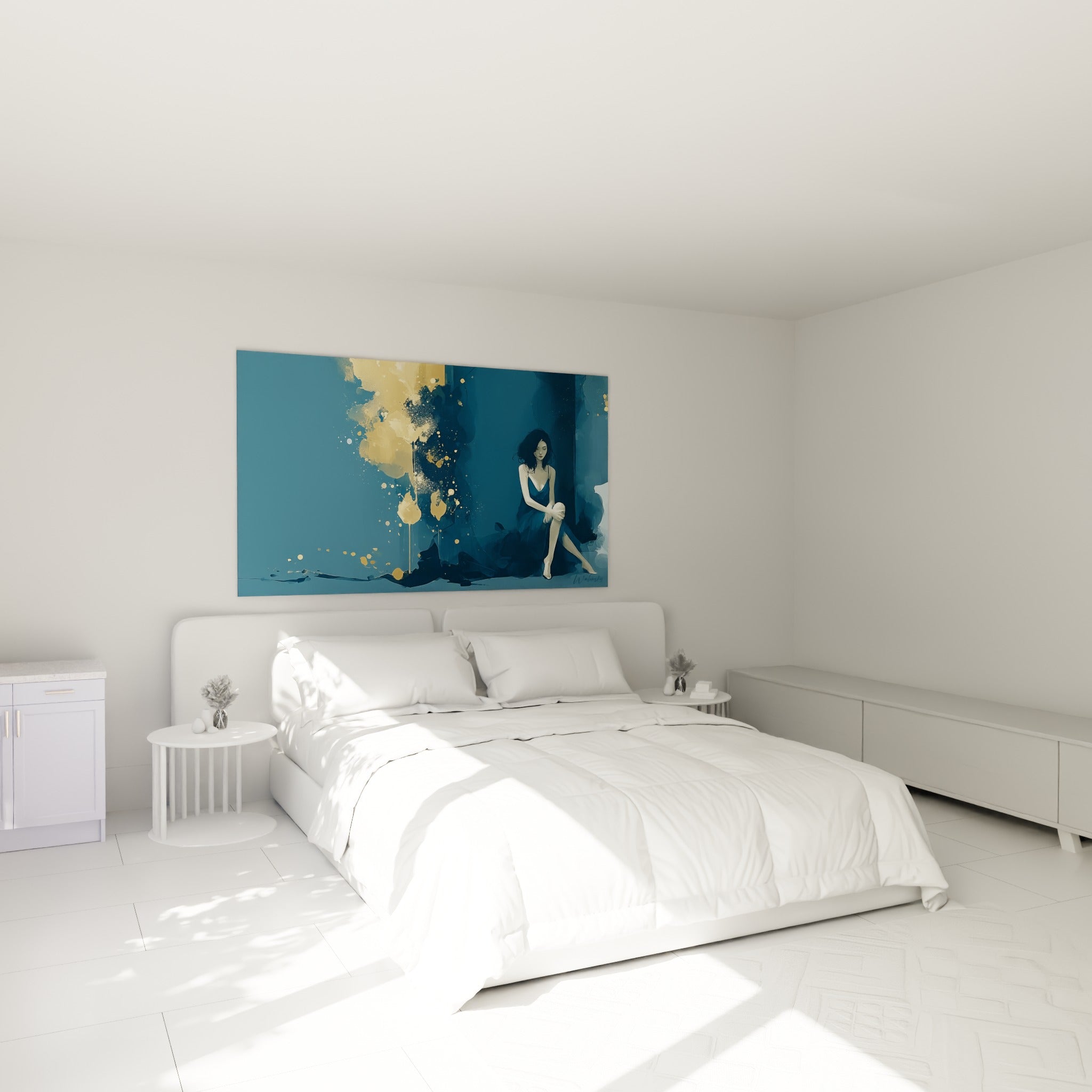 Silhouette pensive aux tons bleu marine et doré, accrochée au-dessus d'un lit dans une chambre claire