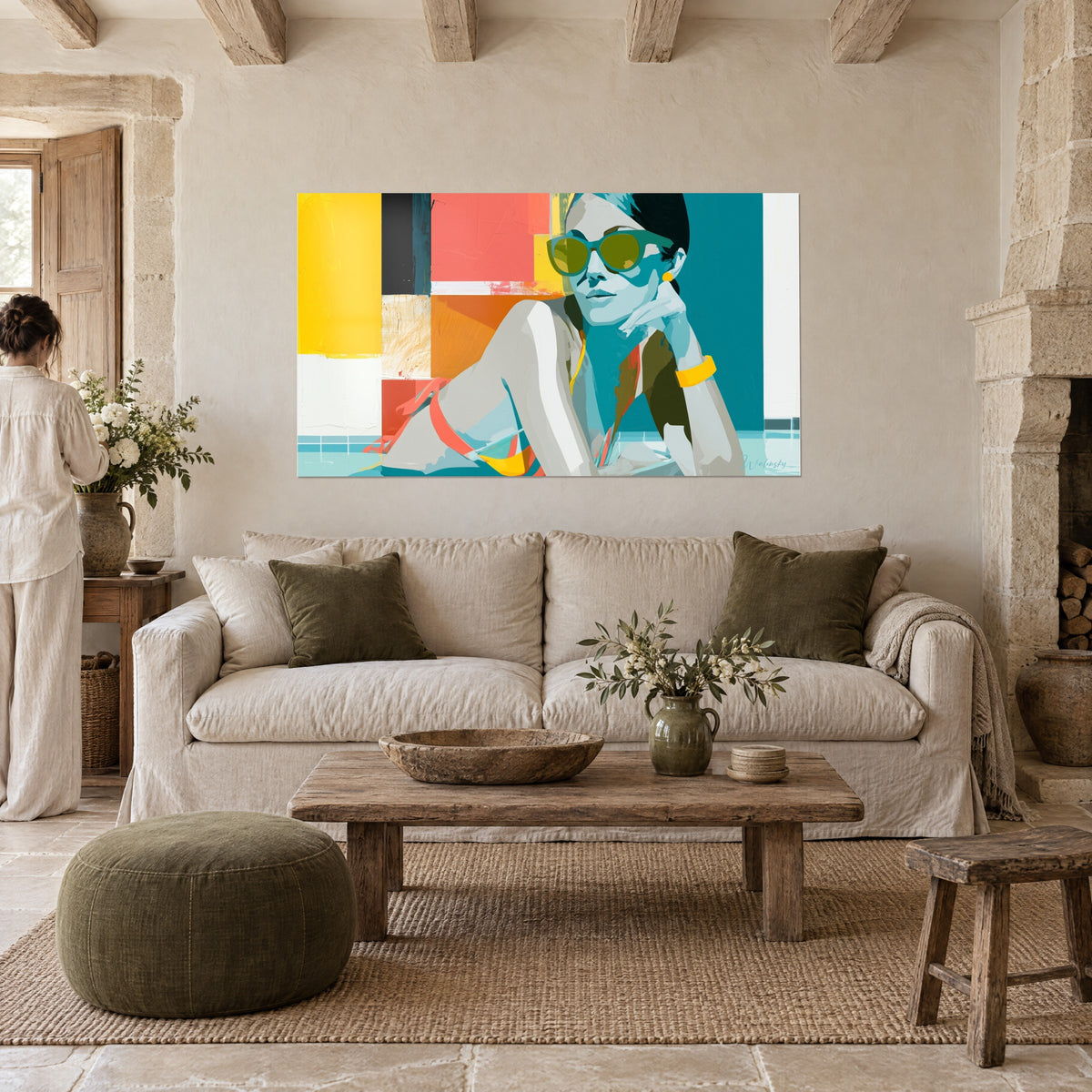 Quadro di una donna distesa in bikini corallo, occhiali da sole verdi, sfondo giallo e turchese, sopra un divano in un soggiorno luminoso