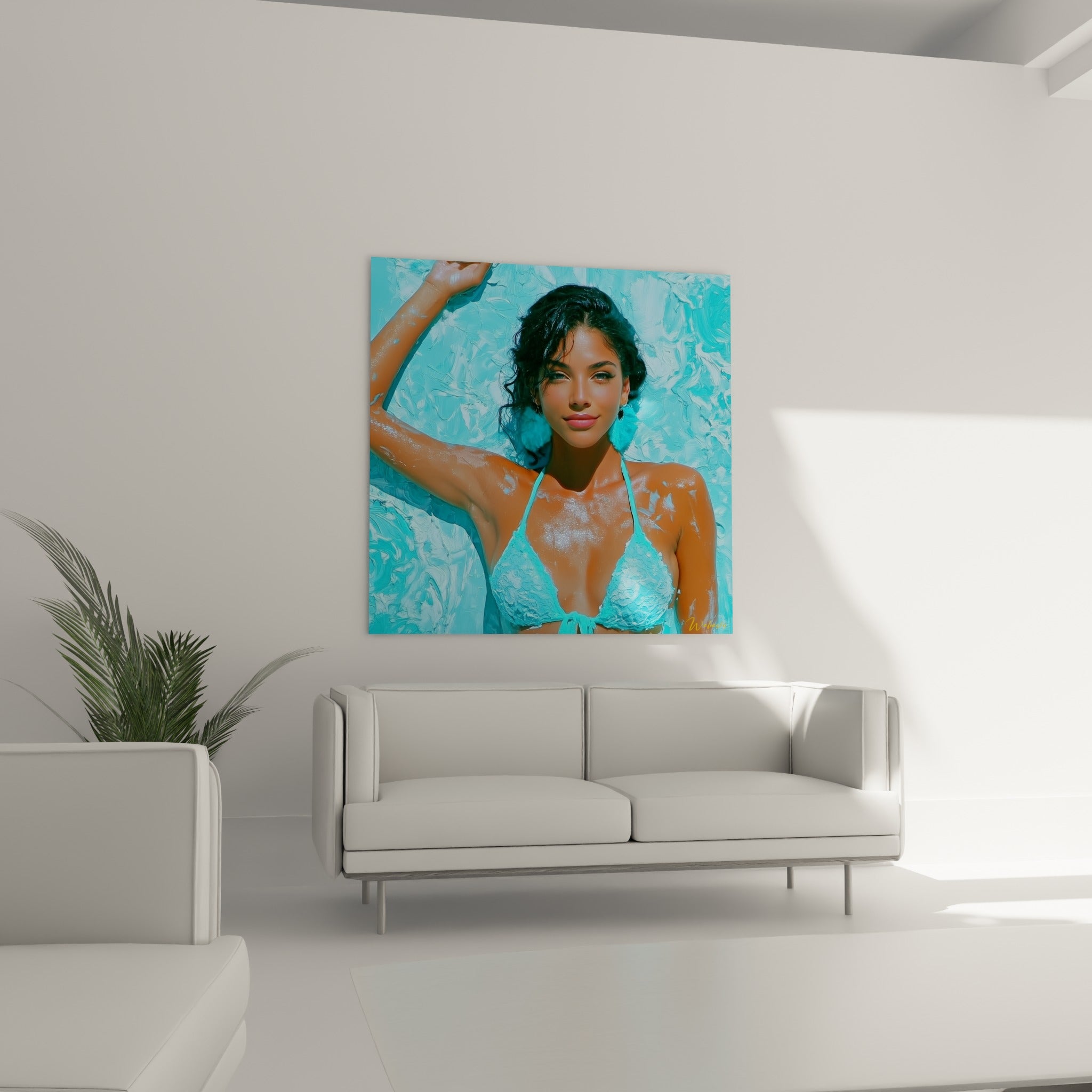 Sourire discret d'une femme sexy en bikini turquoise et bleu pastel, au-dessus d'un canapé dans un salon lumineux